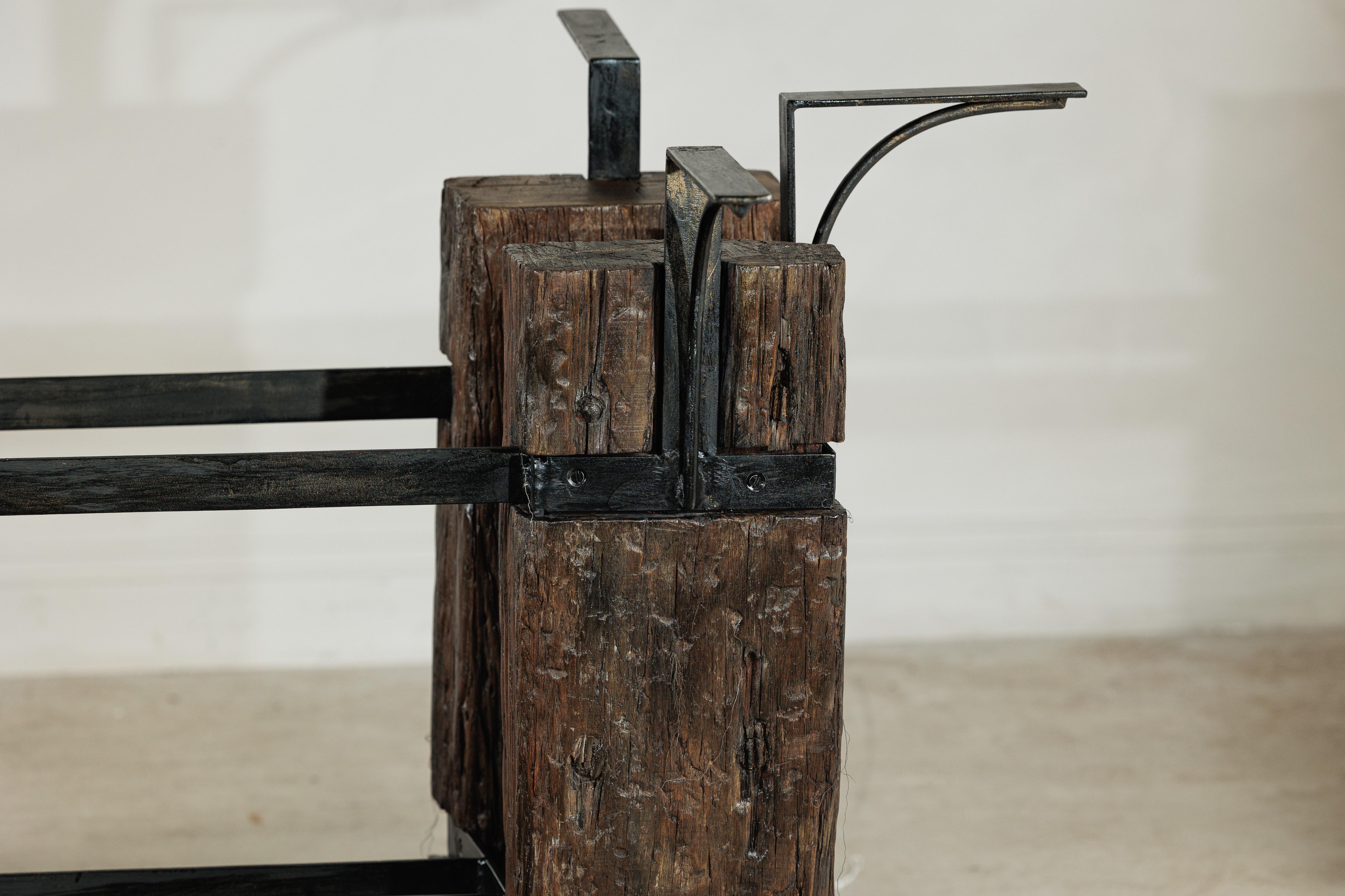 Vintage Rustikales Tischgestell aus Holz und Eisen mit skulpturalem Industrial Design im Angebot 1