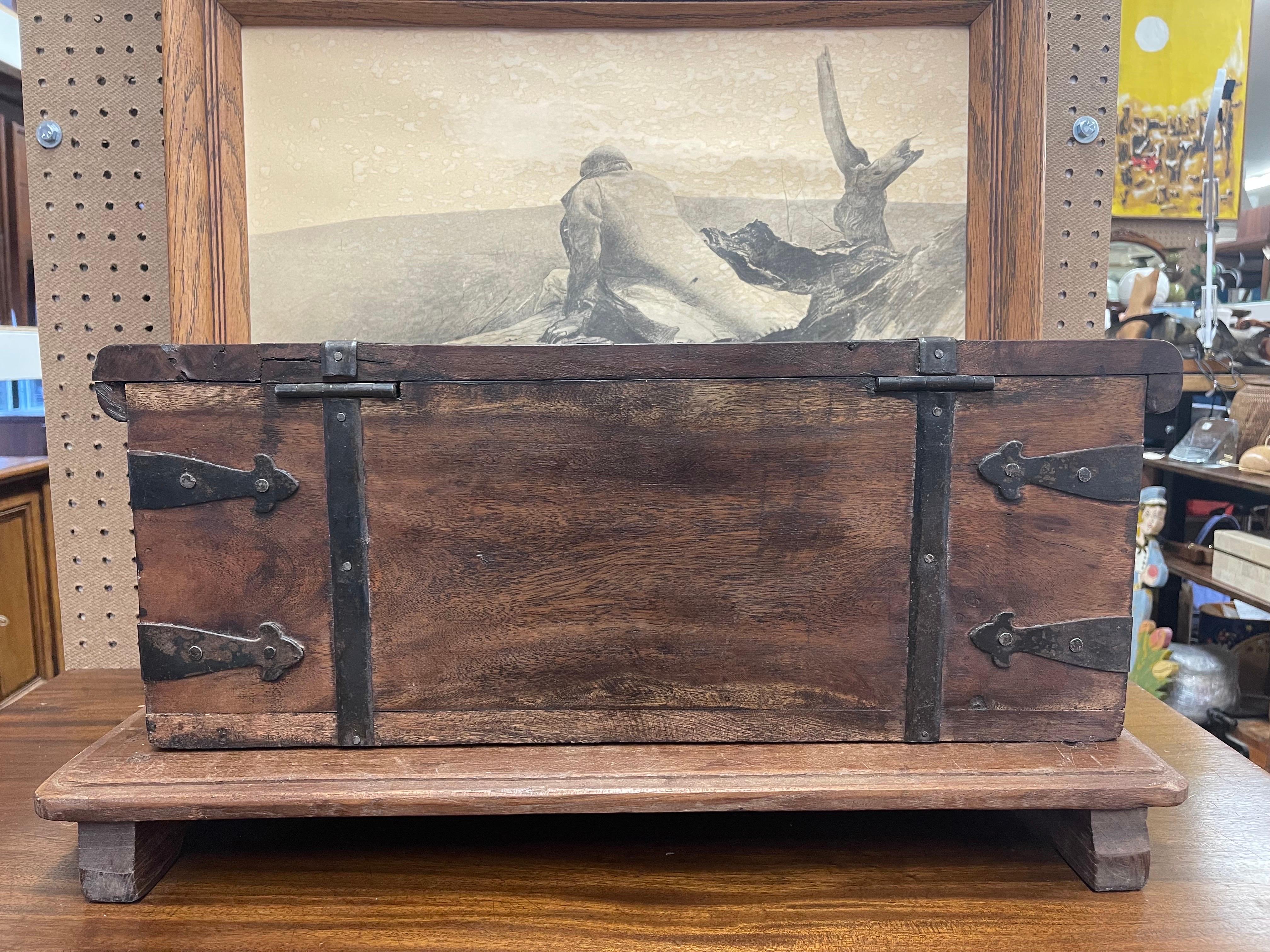 Vintage Rustic Wooden Decorative Storage Trunk. In Good Condition For Sale In Seattle, WA