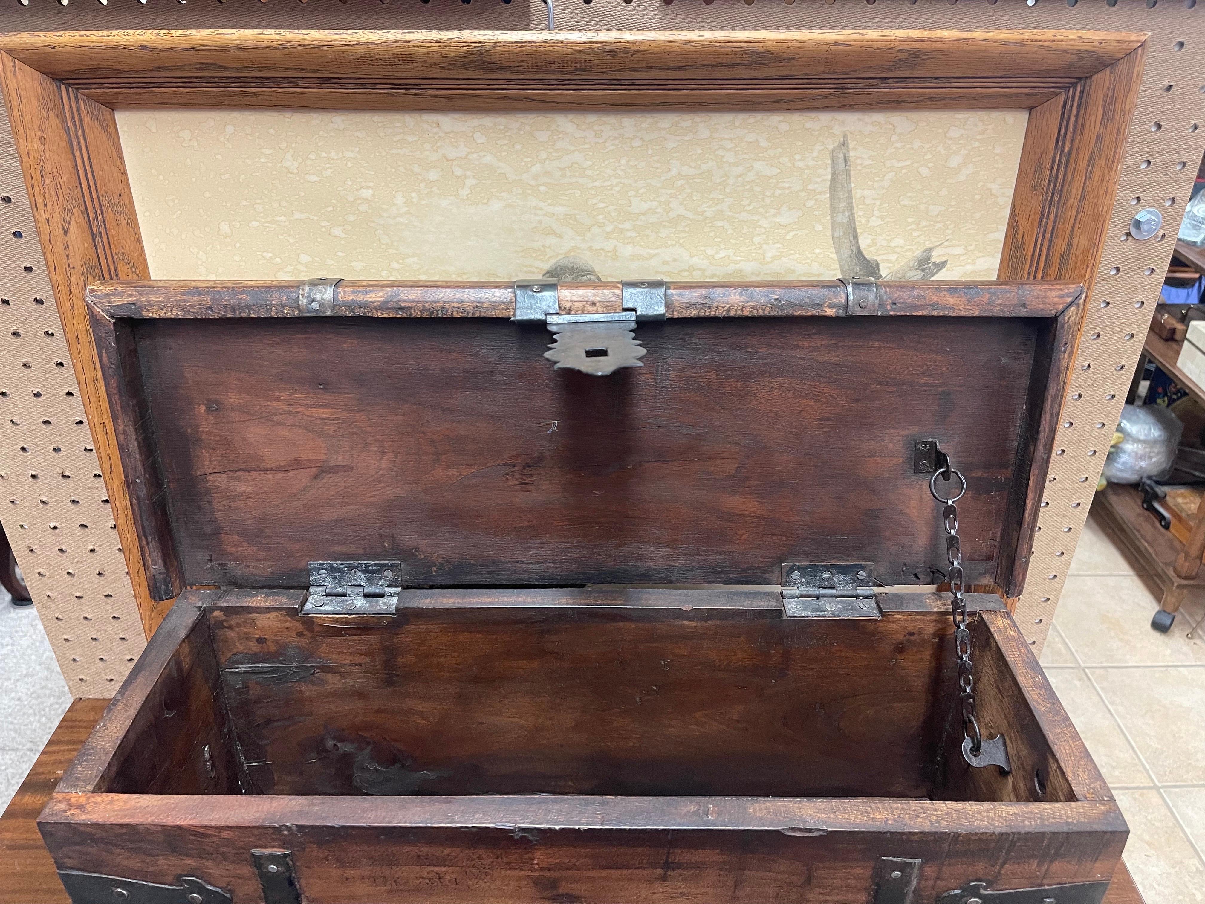 Vintage Rustic Wooden Decorative Storage Trunk. For Sale 4