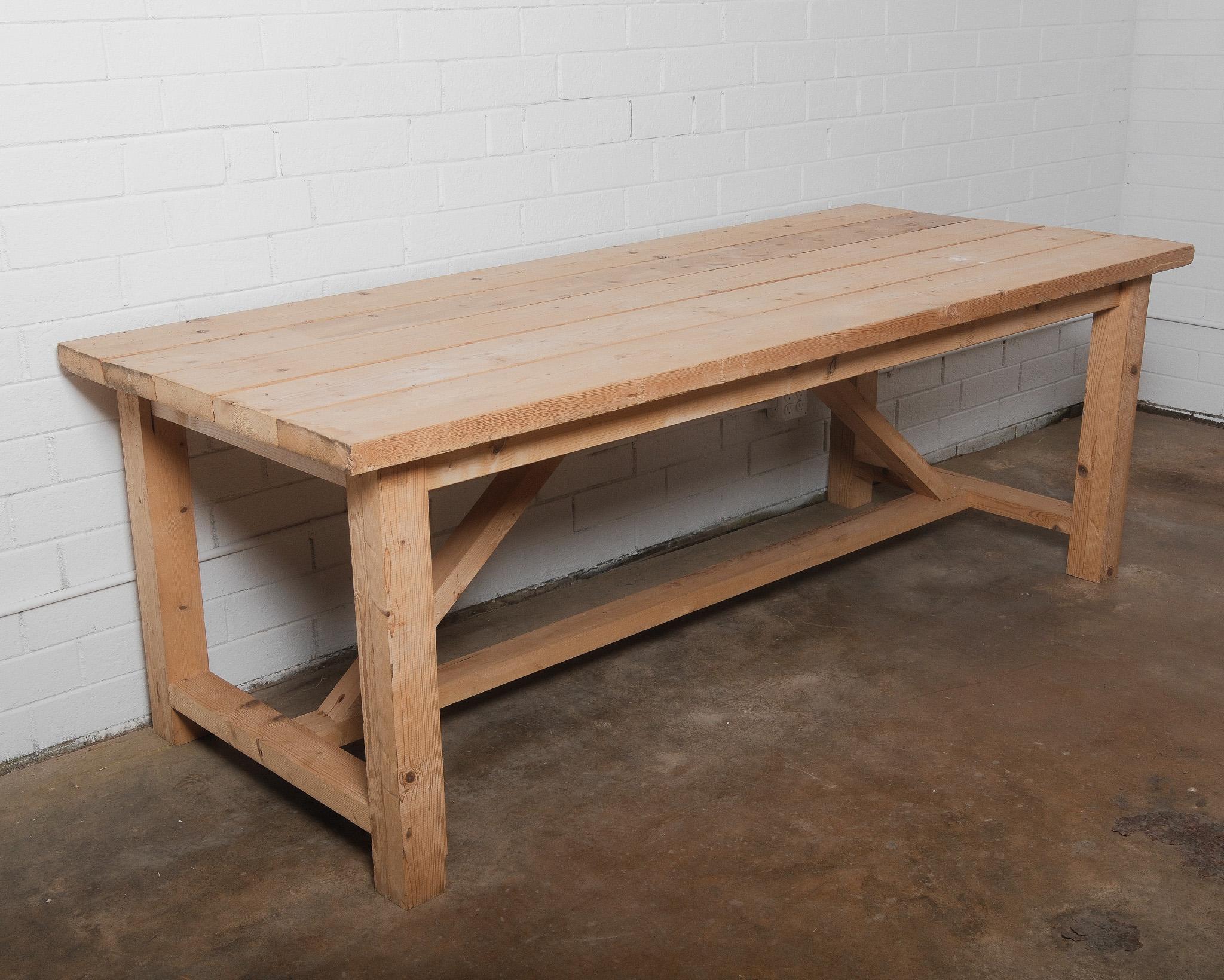  Cette table d'établi en bois vintage dégage un charme rustique et un attrait industriel, ce qui en fait une pièce d'apparat parfaite pour une variété d'intérieurs, des appartements de style loft aux cuisines de ferme, en passant par les studios de