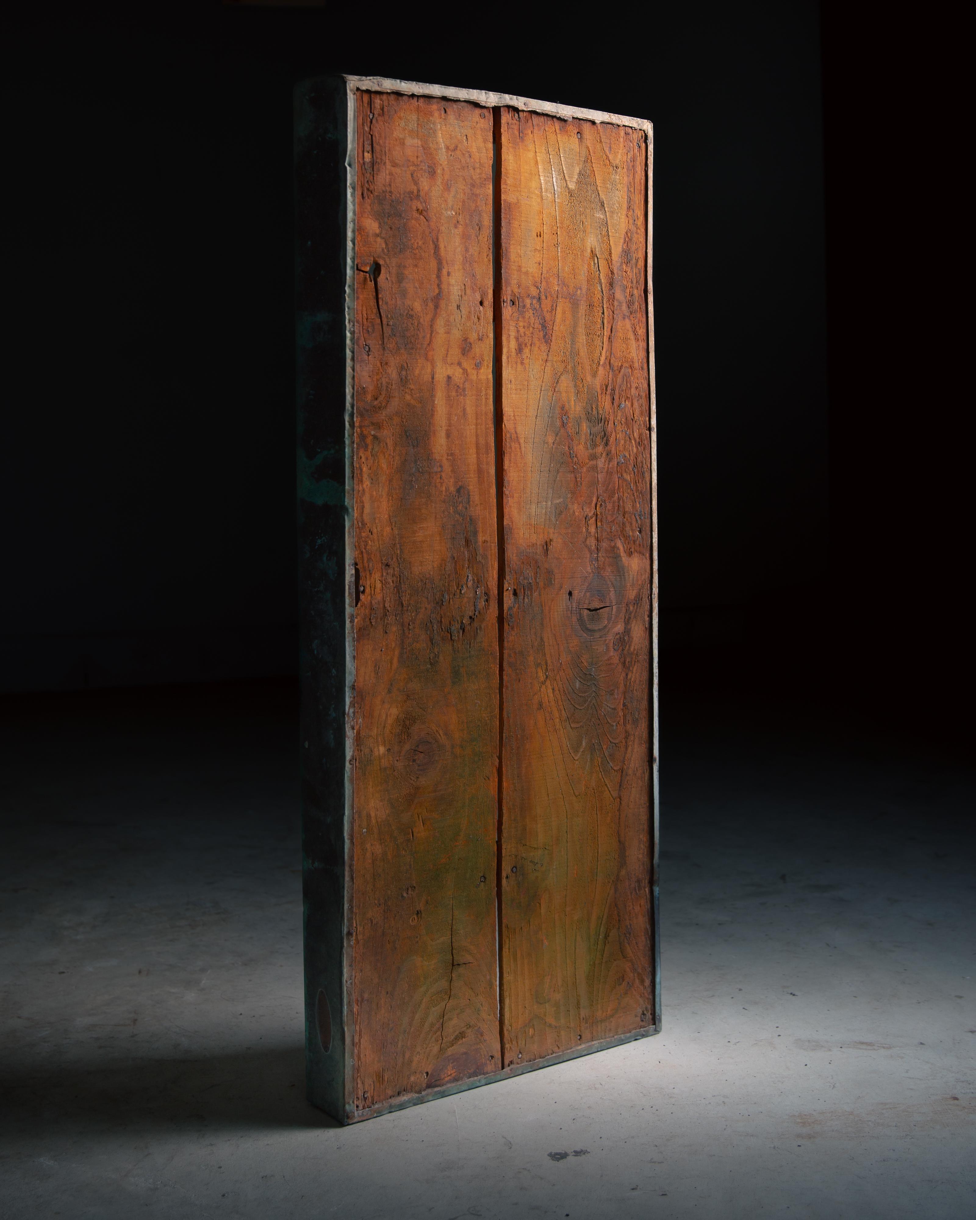 Decoración de pared de madera oxidada de color anaranjado con bordes de cobre patinado. 
Se puede exponer por ambos lados: la parte trasera se puede utilizar como una pequeña vitrina de pared. Vintage, rústico, con un toque wabi sabi.

Peso real del