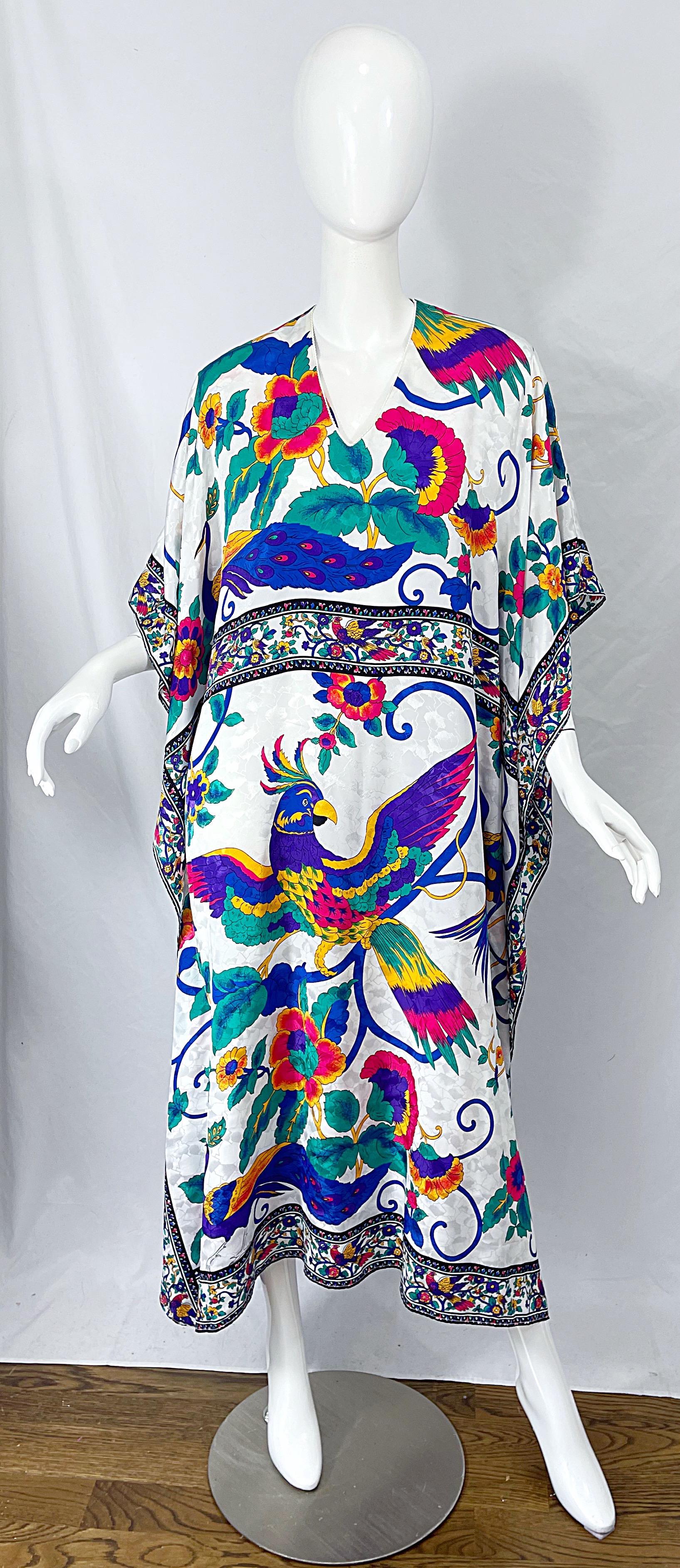 Erstaunliches Vintage RUTH NORMAN für NEIMAN MARCUS Neuheit Pfau Tierdruck Kaftan Maxikleid! Einfach über den Kopf stülpen und los. Lebhafte Farben in Pink:: Neonorange:: Blau:: Grün:: Gelb:: Türkis und Lila. Sehr aufwändiger Druck. Großartig für