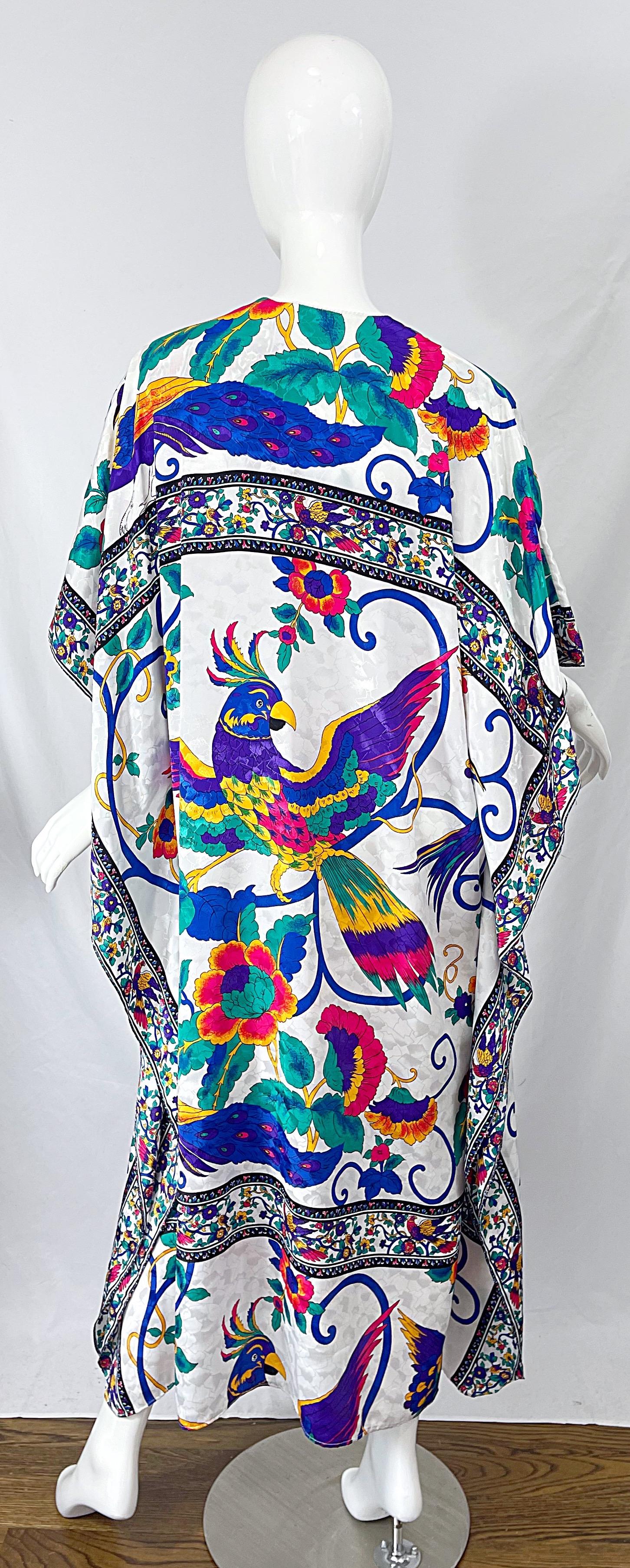 Vintage Ruth Norman für Neiman Marcus Pfau Neuheit Druck Kaftan Maxikleid im Zustand „Hervorragend“ in San Diego, CA