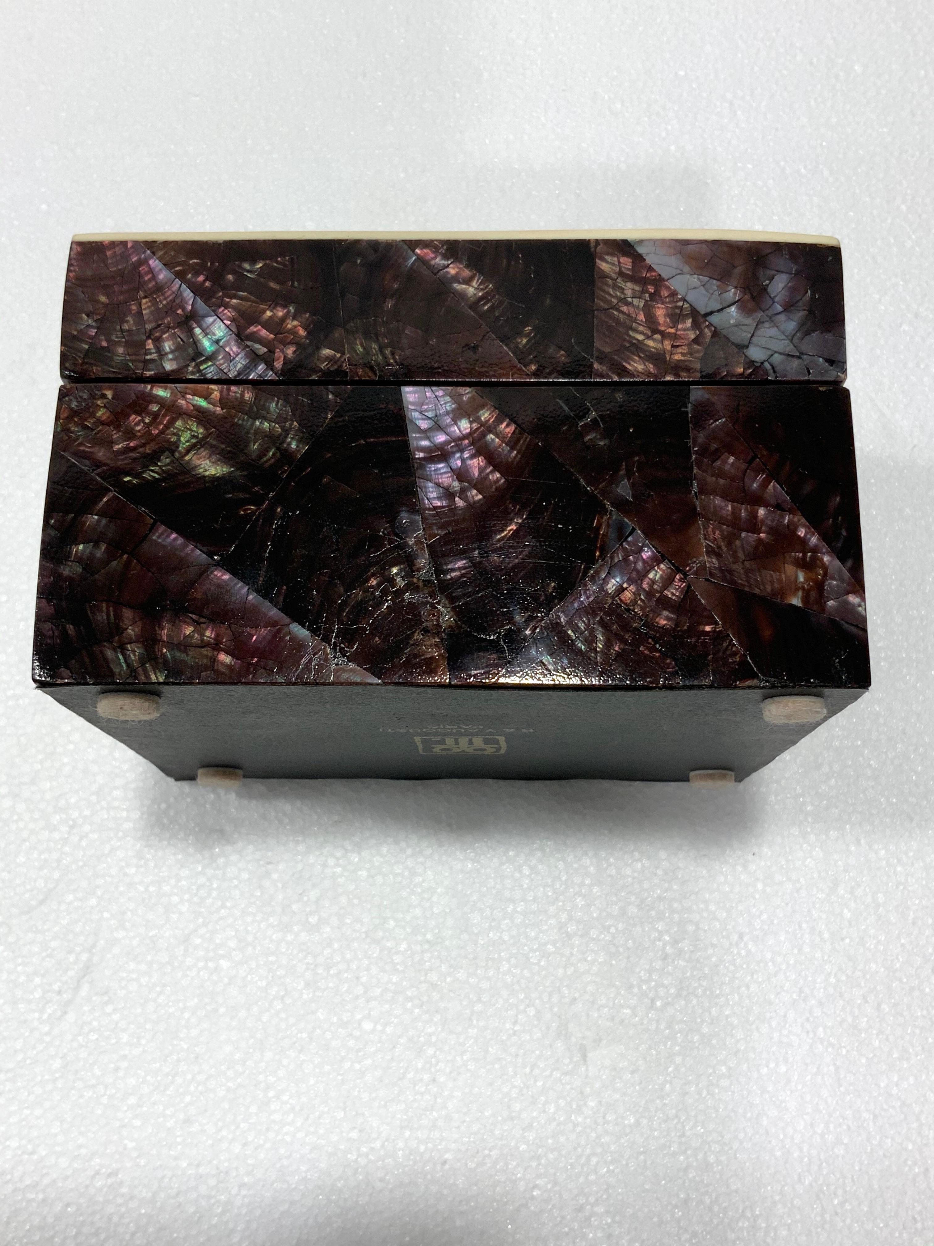 Vintage R&Y Augousti Decorative Box in Brown Pen Shell with Bone Trim circa 2000 In Excellent Condition In Fort Lauderdale, FL