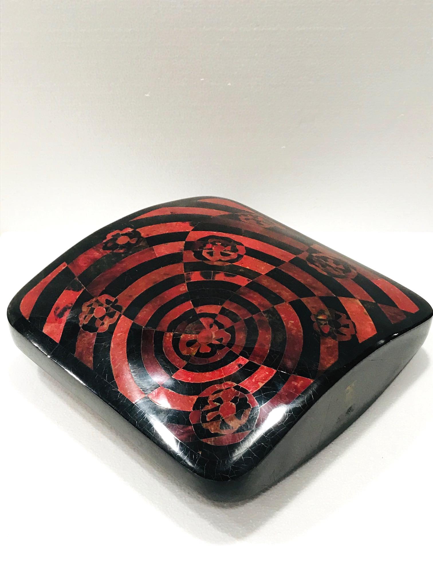 Vintage R&Y Augousti Decorative Vase in Mosaic Red & Black Pen-Shell, circa 2000 In Good Condition In Fort Lauderdale, FL