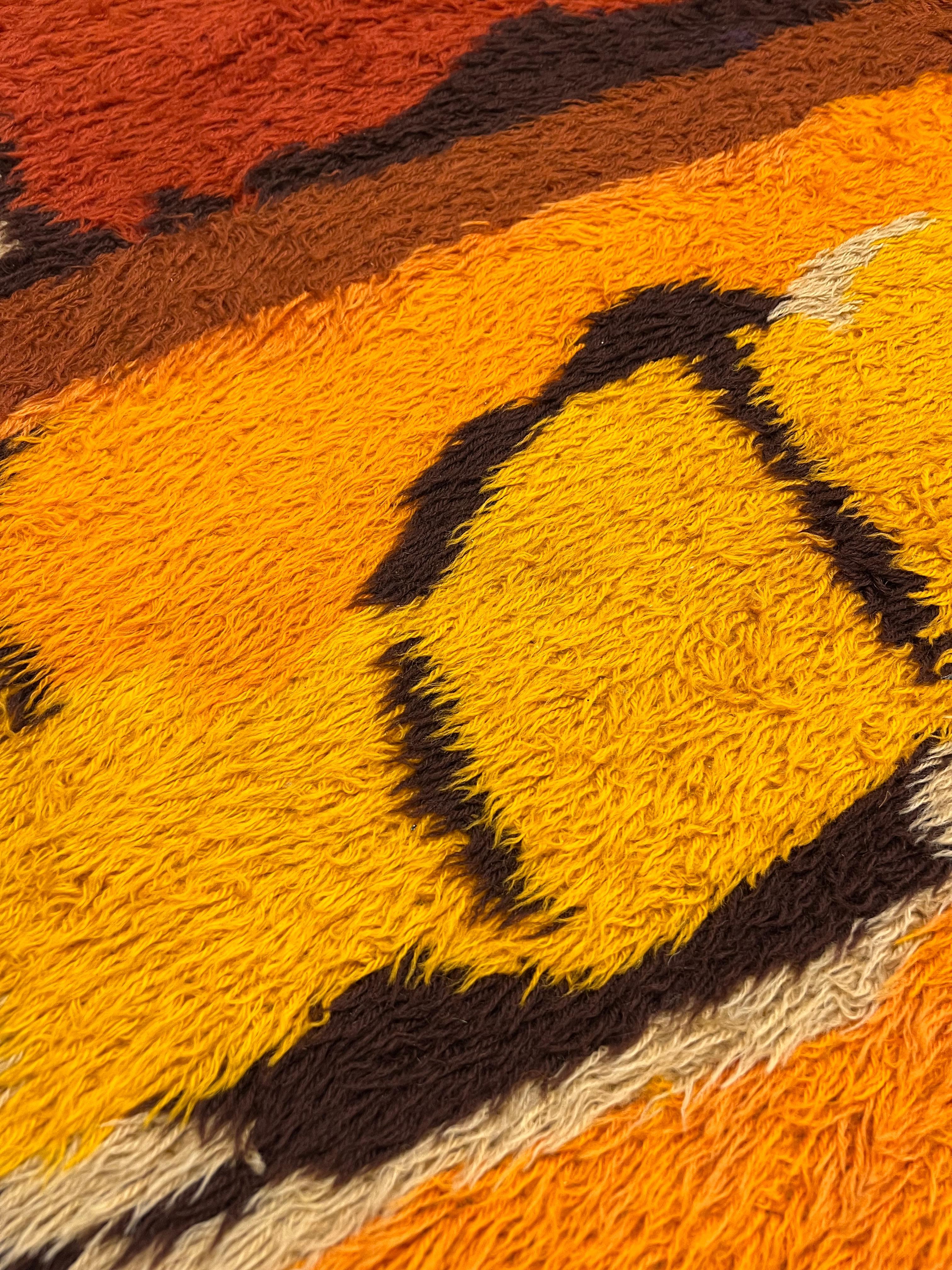 20ième siècle Tapis Rya vintage fait à la main, tapis suédois, coloré et vibrant, laine en vente