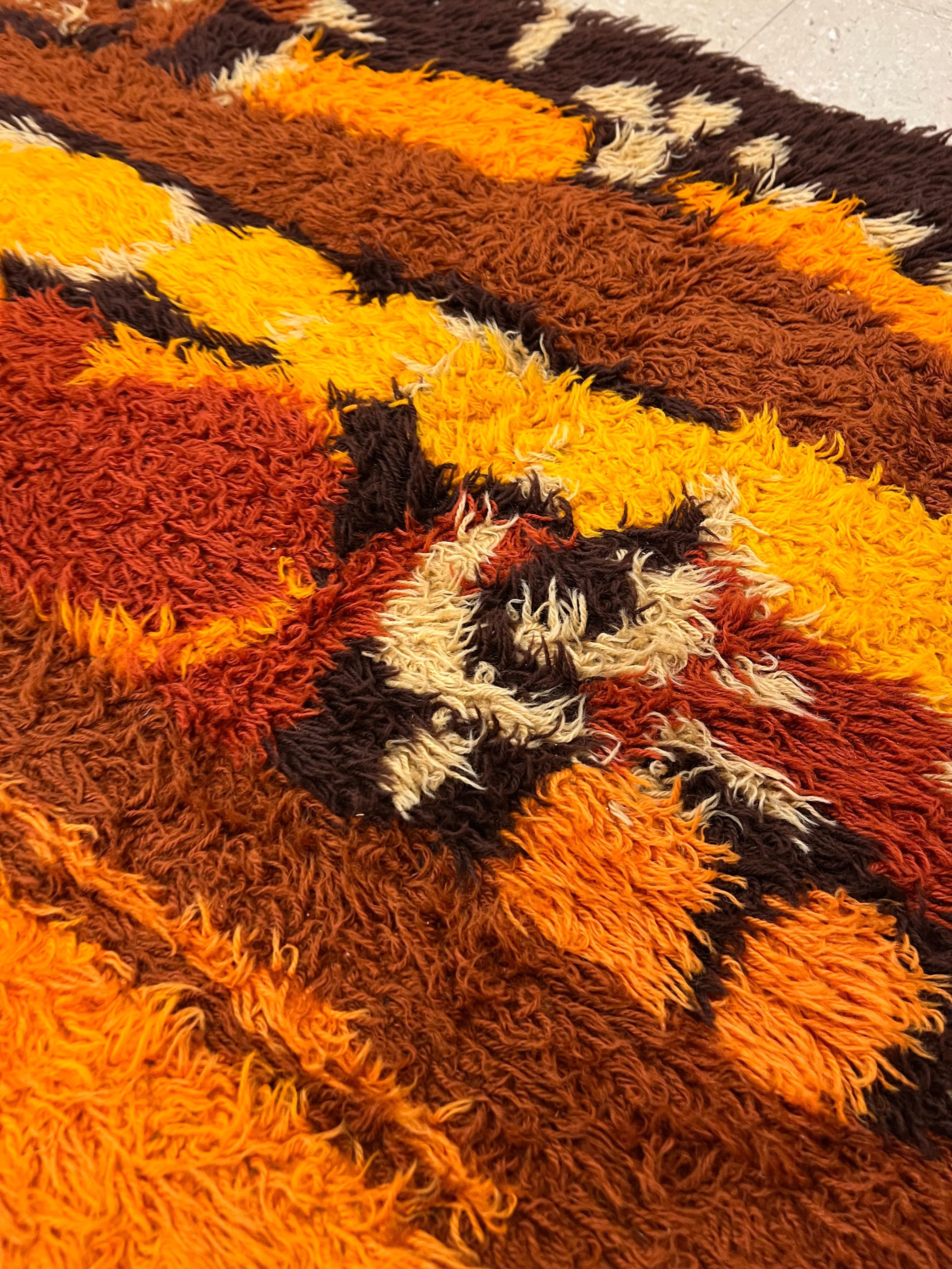 Laine Tapis Rya vintage fait à la main, tapis suédois, coloré et vibrant, laine en vente