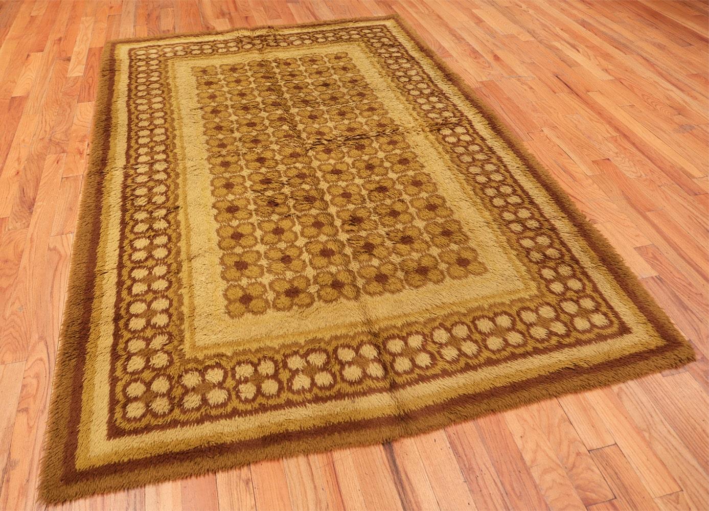 Vintage Rya Scandinavian Rug. Size 5 ft 9 in x 8 ft 7 in (1.75 m x 2.