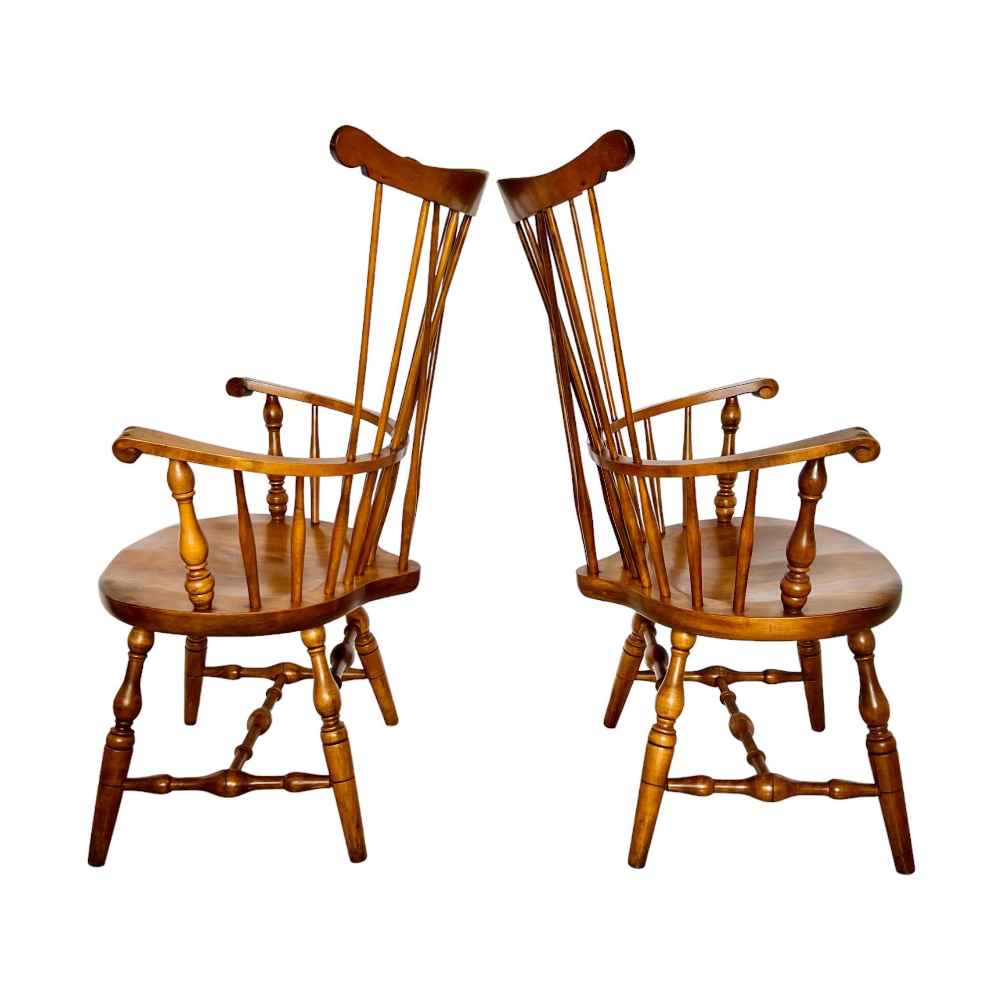 Colonial américain Paire de fauteuils Windsor à dossier en peigne S. Bent and Bros Brace, d'époque