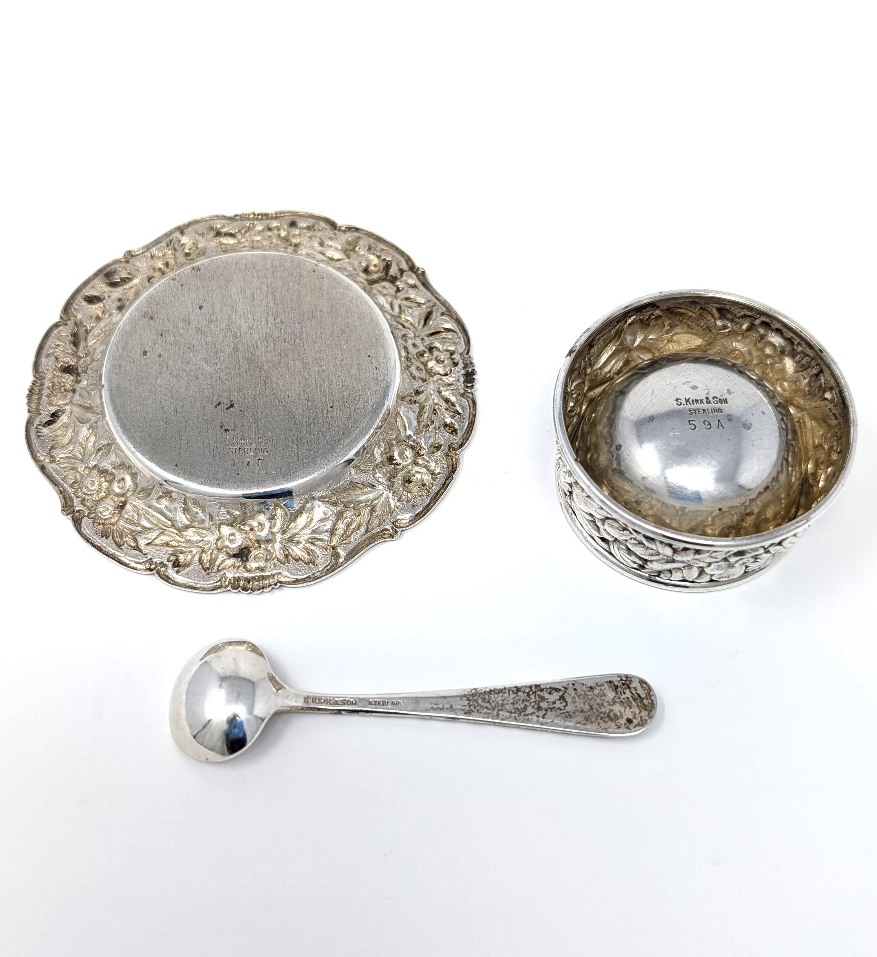 Repoussé Vintage S. Kirk & Son 925 Sterling Silver Salt Cellar Spoon and Under Plate For Sale