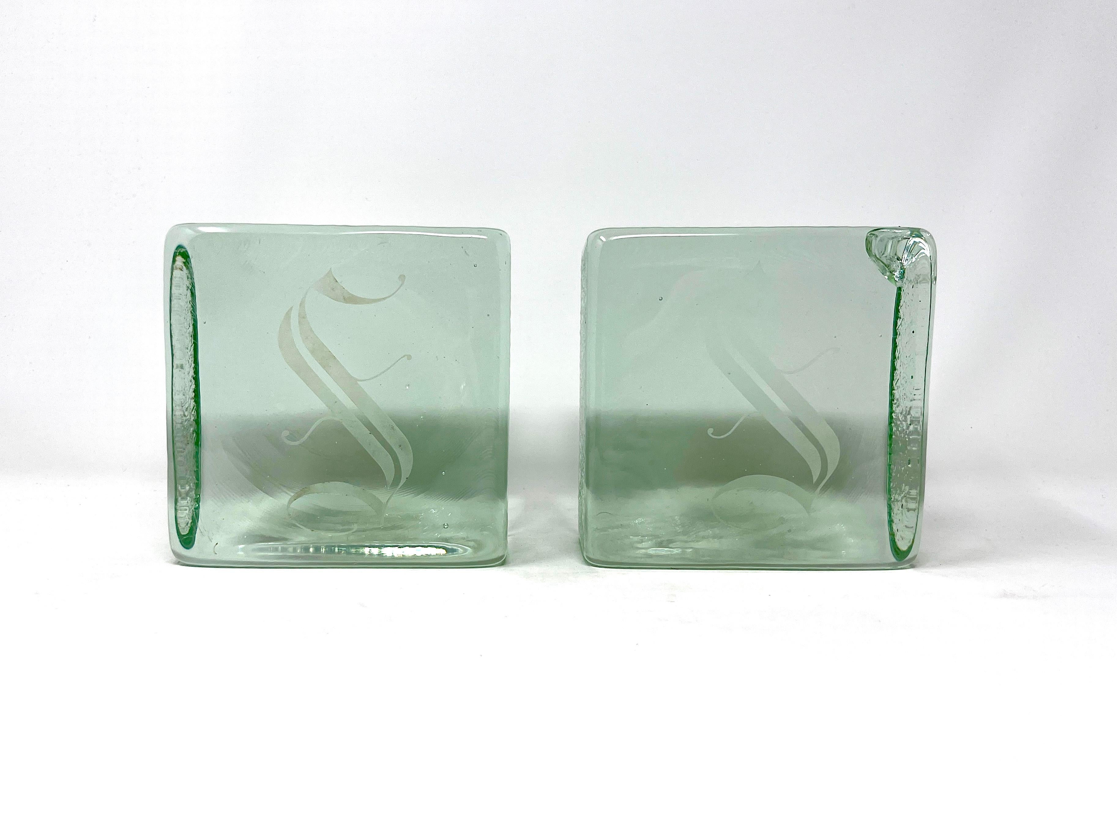 Sujetalibros de cubitos de hielo de cristal fundido con monograma S vintage de Blenko, Pareja Moderno de mediados de siglo en venta