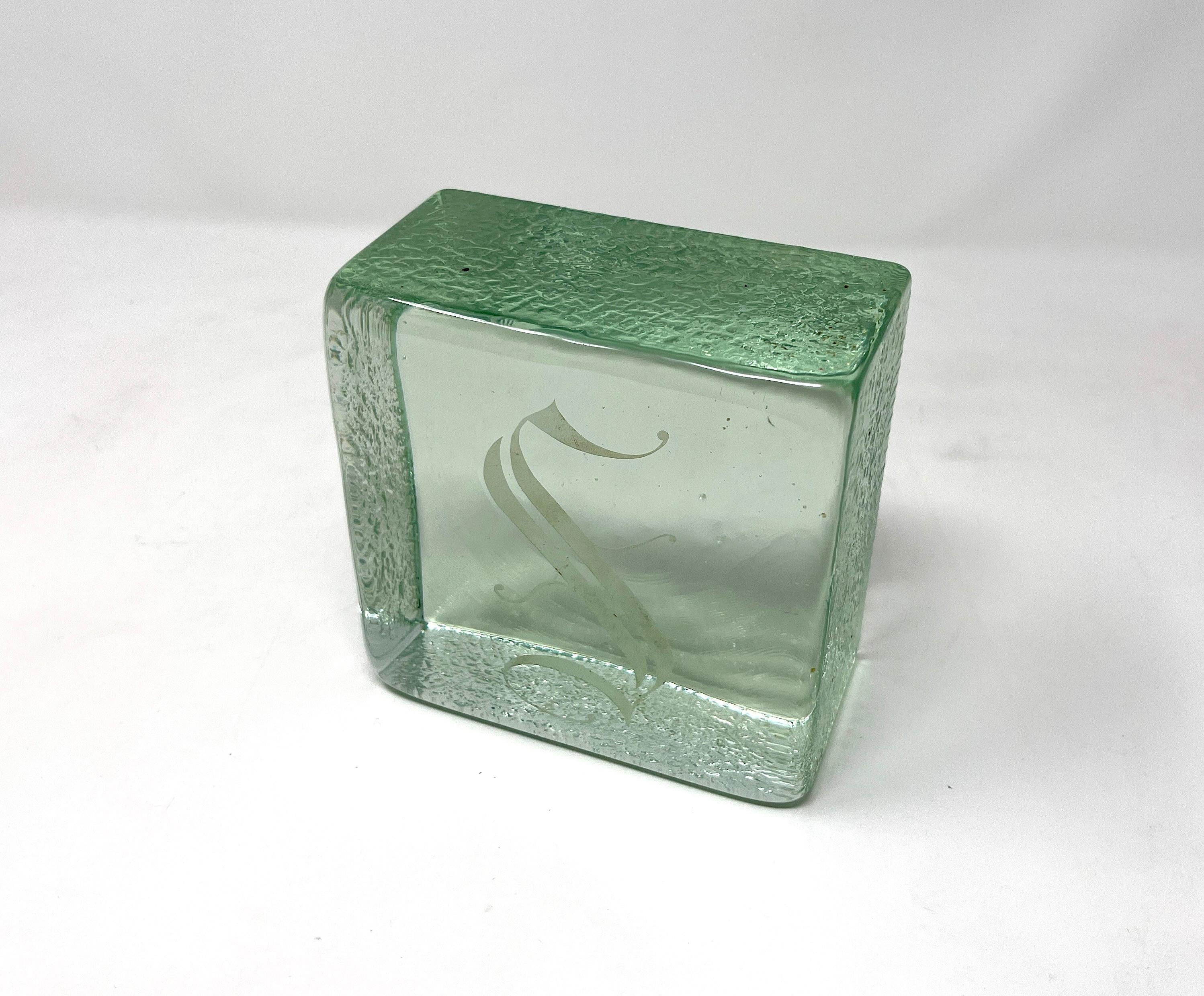 Sujetalibros de cubitos de hielo de cristal fundido con monograma S vintage de Blenko, Pareja en Bastante bueno estado para la venta en Chicago, IL