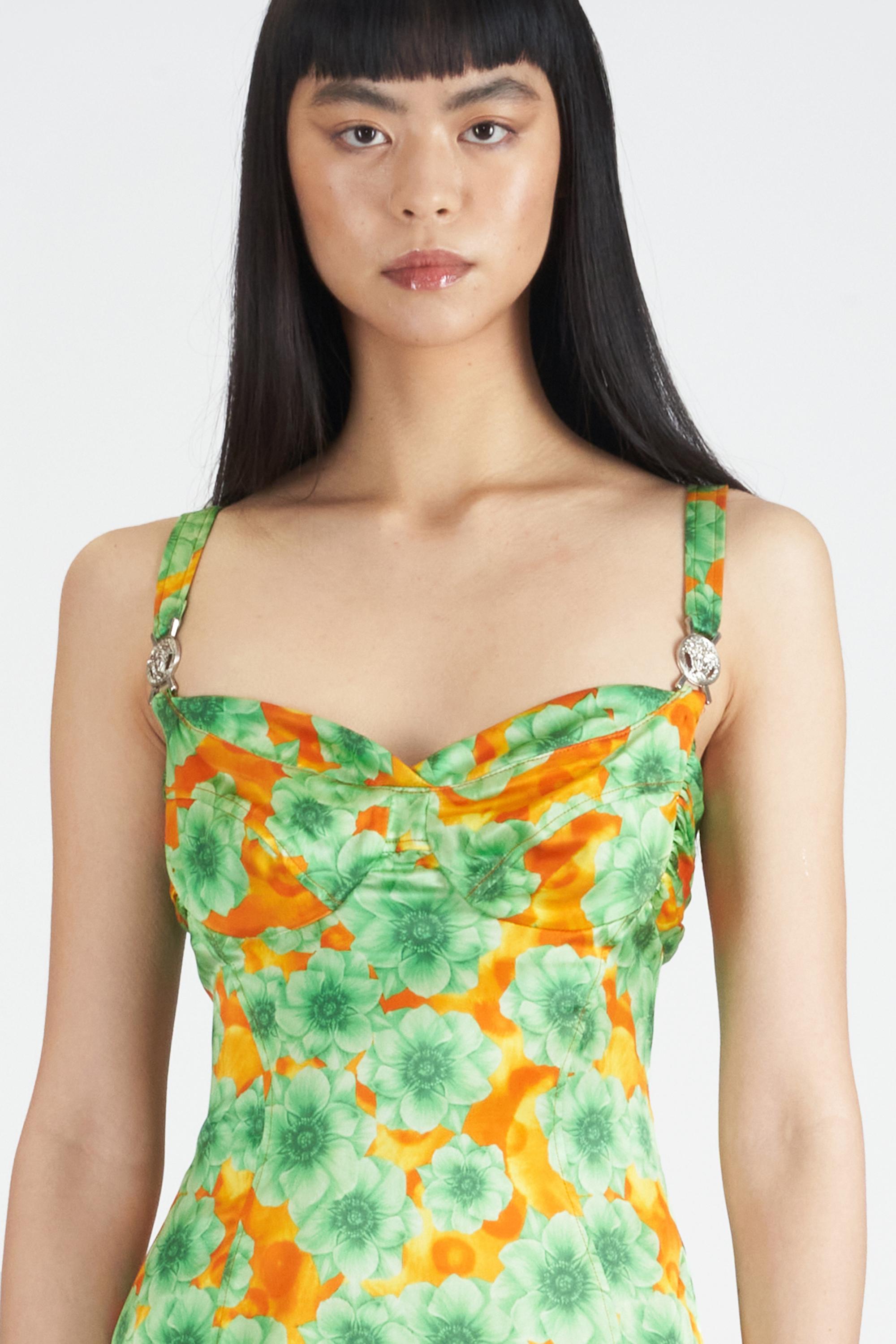 We are excited to present Versace Spring Summer 1990s floral green and orange dress. Features Versace medusa medallion on strap, ruched detail, back zip closure and mini length. In excellent vintage condition.
Authenticity guaranteed.

Label size: