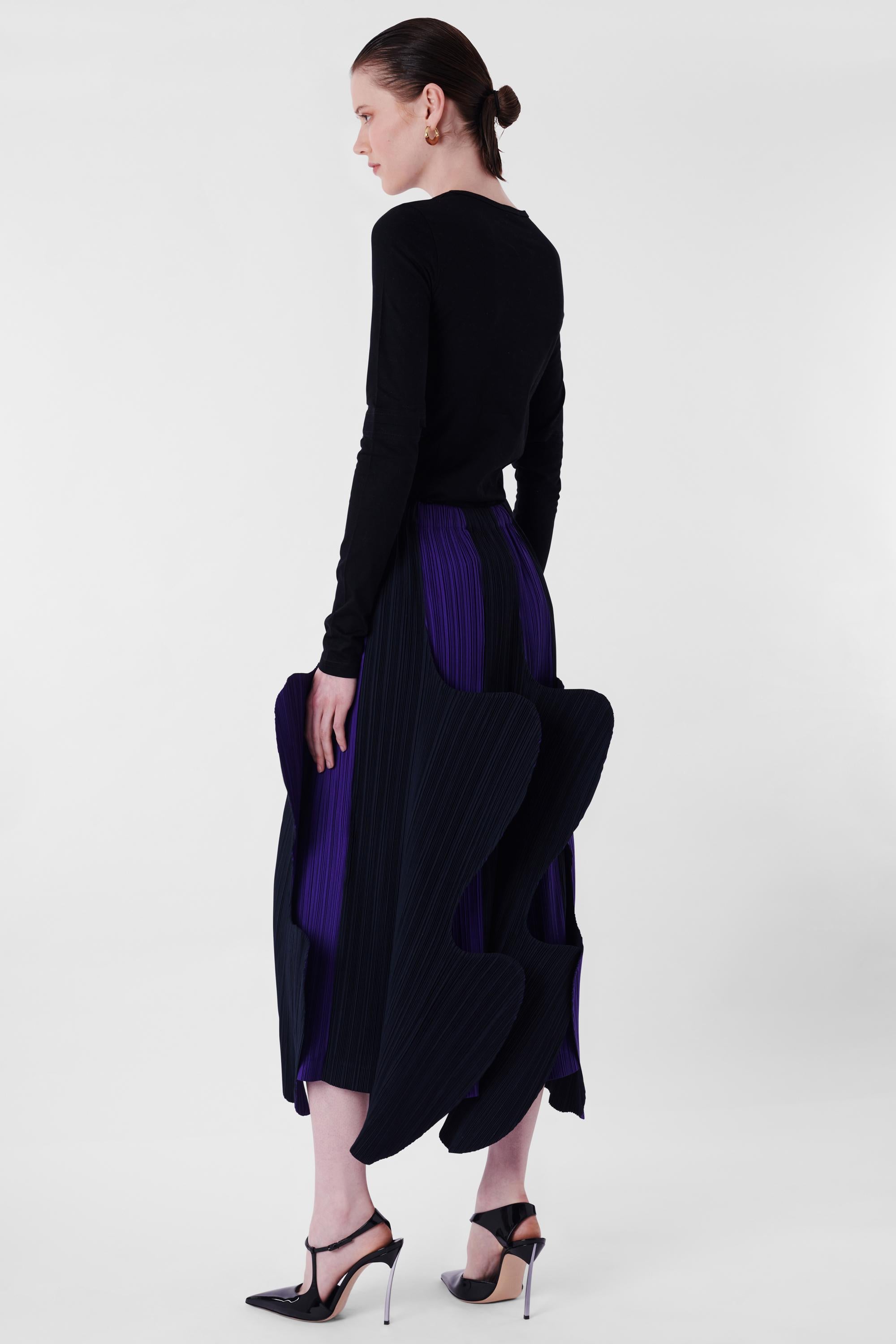 Issey Miyake S/S 1991 Colour Block Petal Skirt. Mit violetten und schwarzen Kontrastfarben, plissiertem Stoff mit blütenförmigem Maxirock und Taillenband. Wie auf dem Laufsteg in einem Kleiderschnitt zu sehen. In ausgezeichnetem