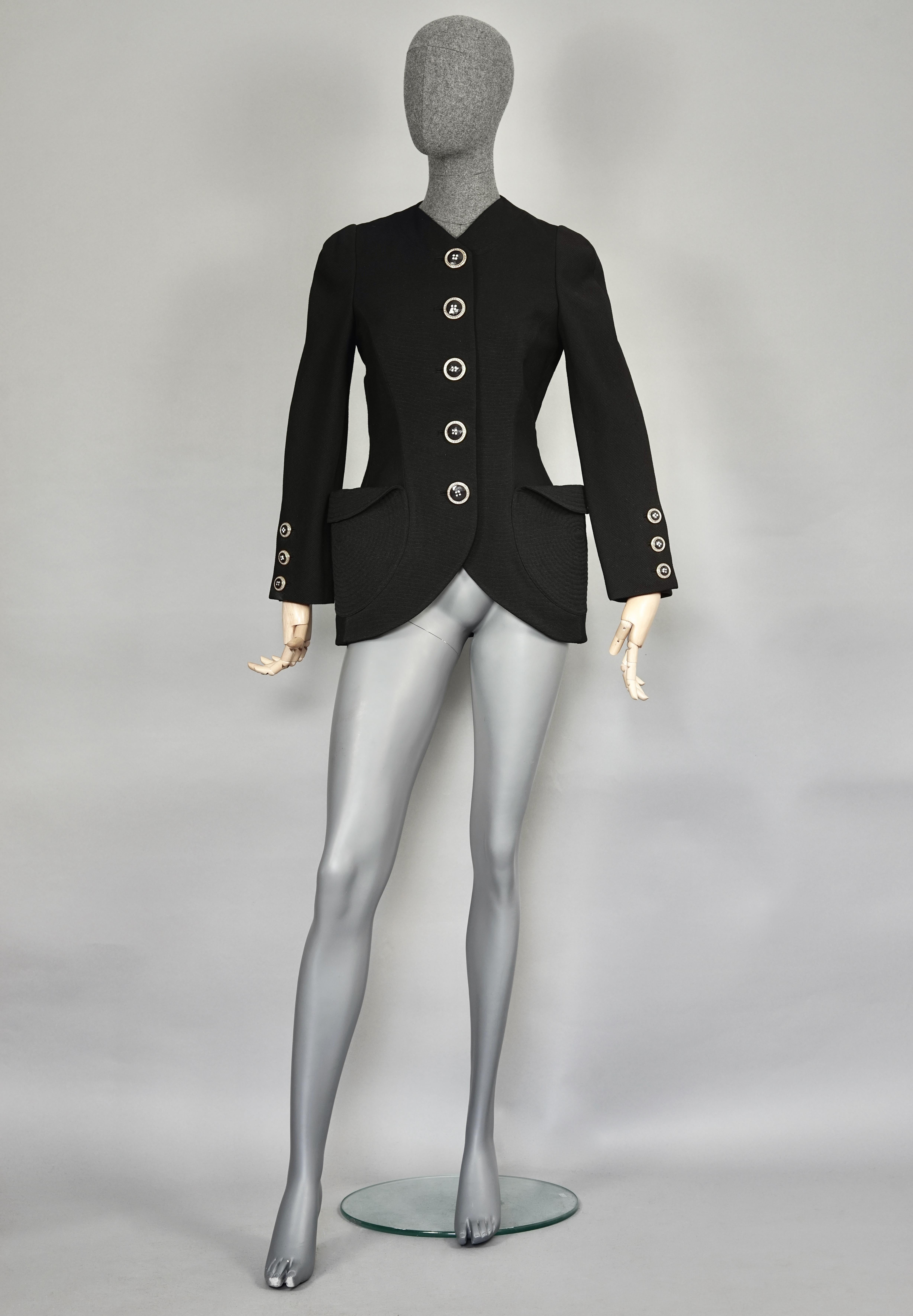 Vintage S/S 1991 GIANNI VERSACE Couture Bucket Pocket Black Wool Blazer Jacket

Measurements taken laid flat:
Shoulders: 13 inches (33 cm)
Sleeves: 23 inches (58.5 cm)
Bust: 16.92 inches (43 cm)
Waist: 14.17 inches  (36 cm)
Hips: 17.71 inches (45