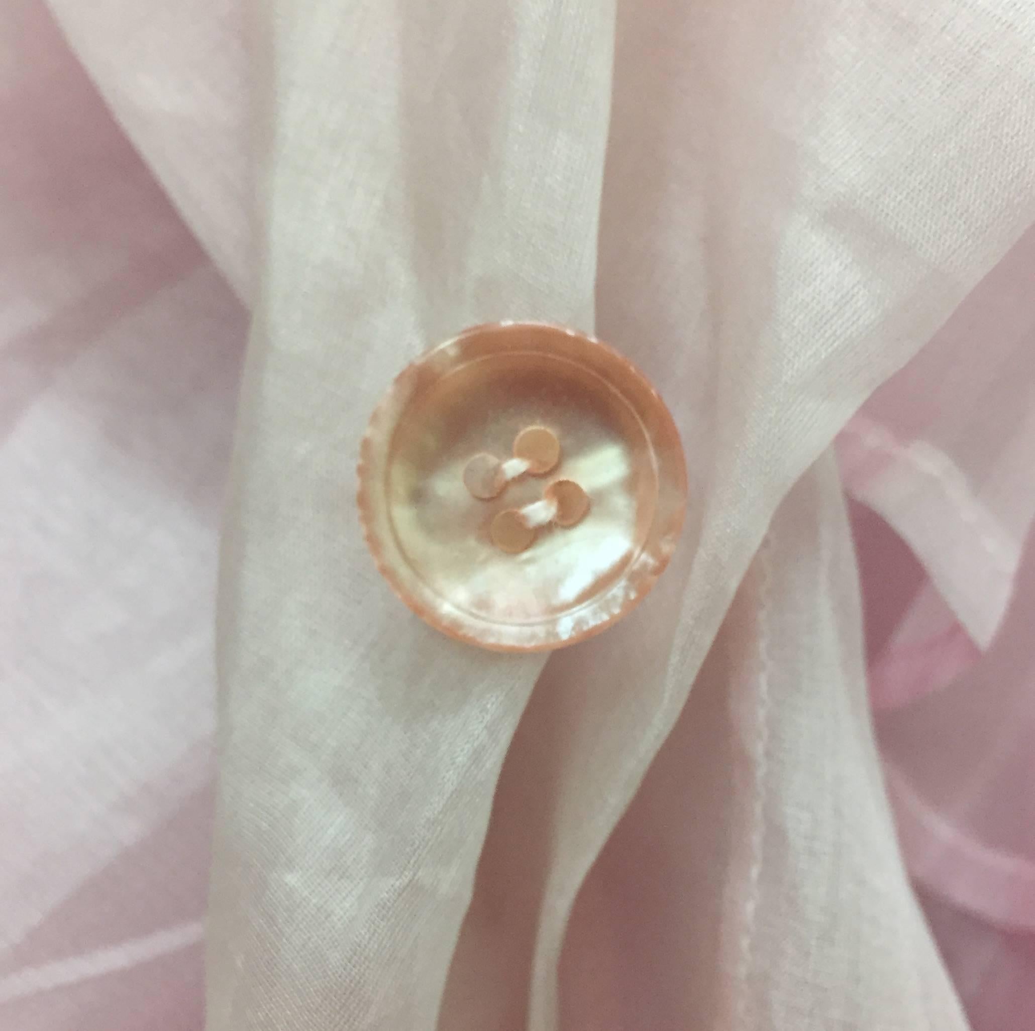 Vintage S/S 1992 Dolce & Gabbana durchsichtiges Babyrosa Seidenkleid mit Rüschen Jacke im Zustand „Gut“ in Yukon, OK