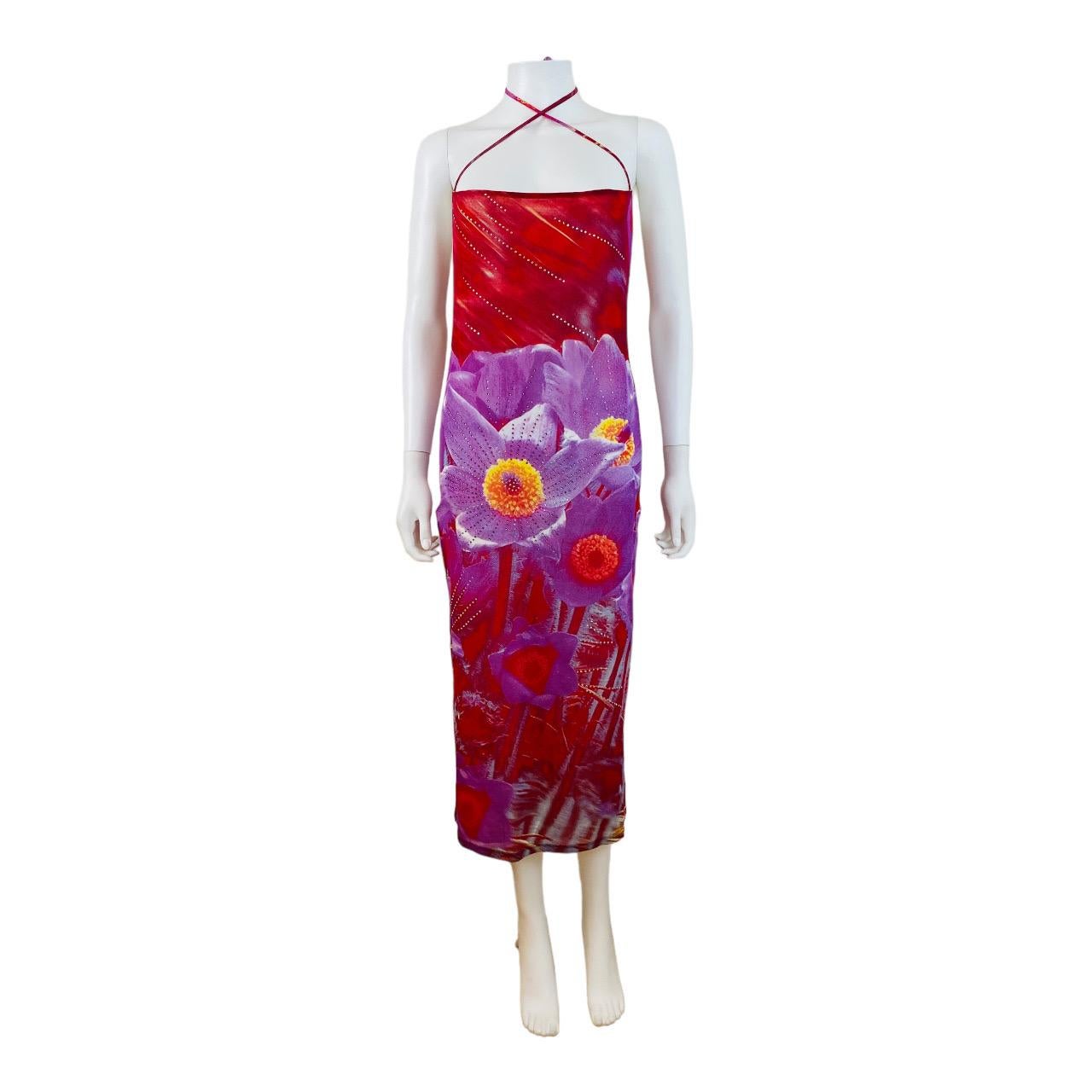 S/S 2000 Roberto Cavalli Kleid (hier an einer Schaufensterpuppe befestigt)
Kühnes rotes Mesh-Gewebe mit übergroßem lilafarbenem Blumendruck, der durchgehend mit Kristallen verziert ist
Quadratischer Schnitt im Brustbereich mit Trägern, die sich im