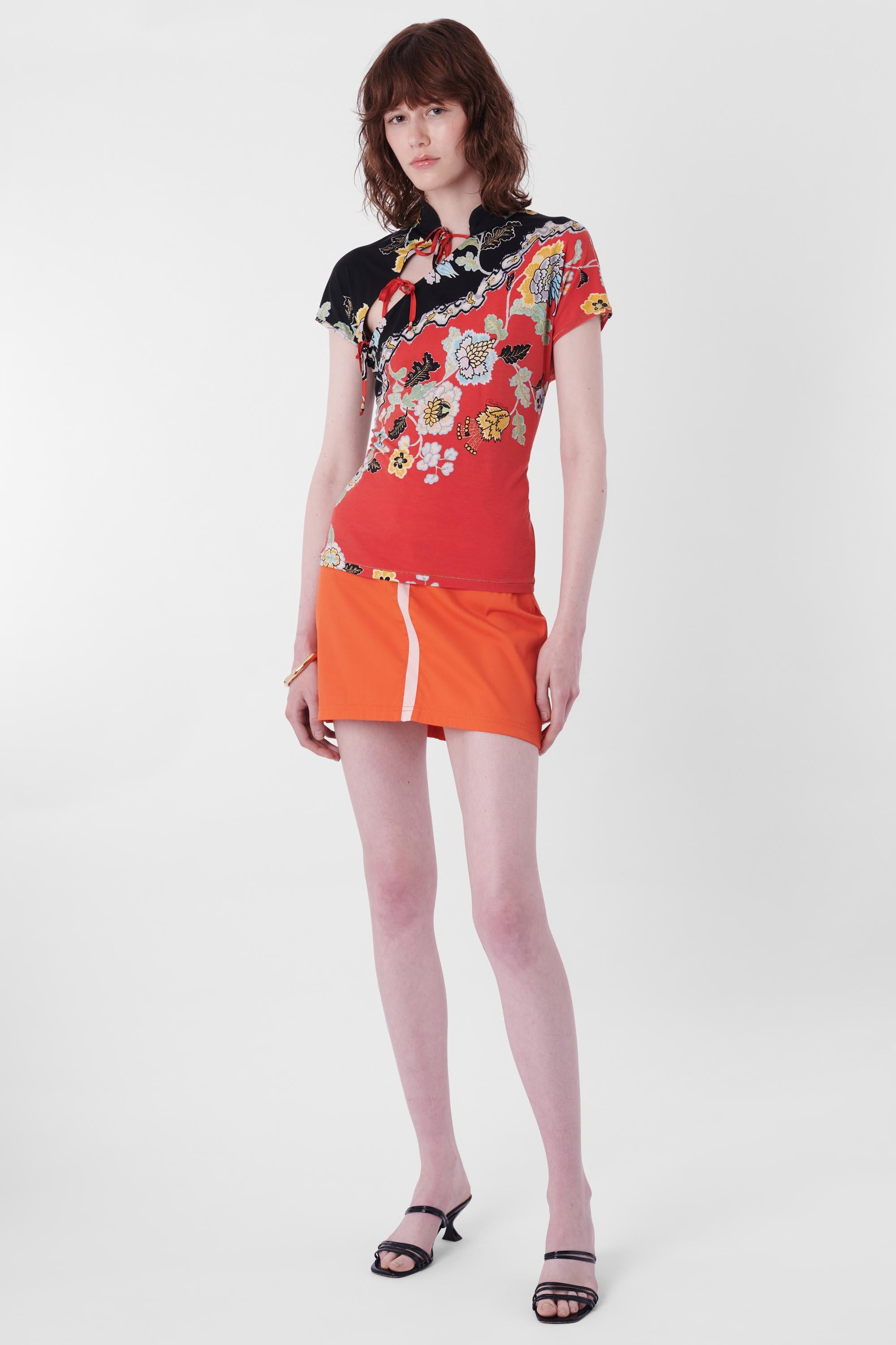Roberto Cavalli S/S 2003 Chinoiserie Short Sleeve Top. Features mandarin collar and tie ribbon details along side. In excellent vintage condition.

Brand: Roberto Cavalli
Size: UK 10
Color: Multi