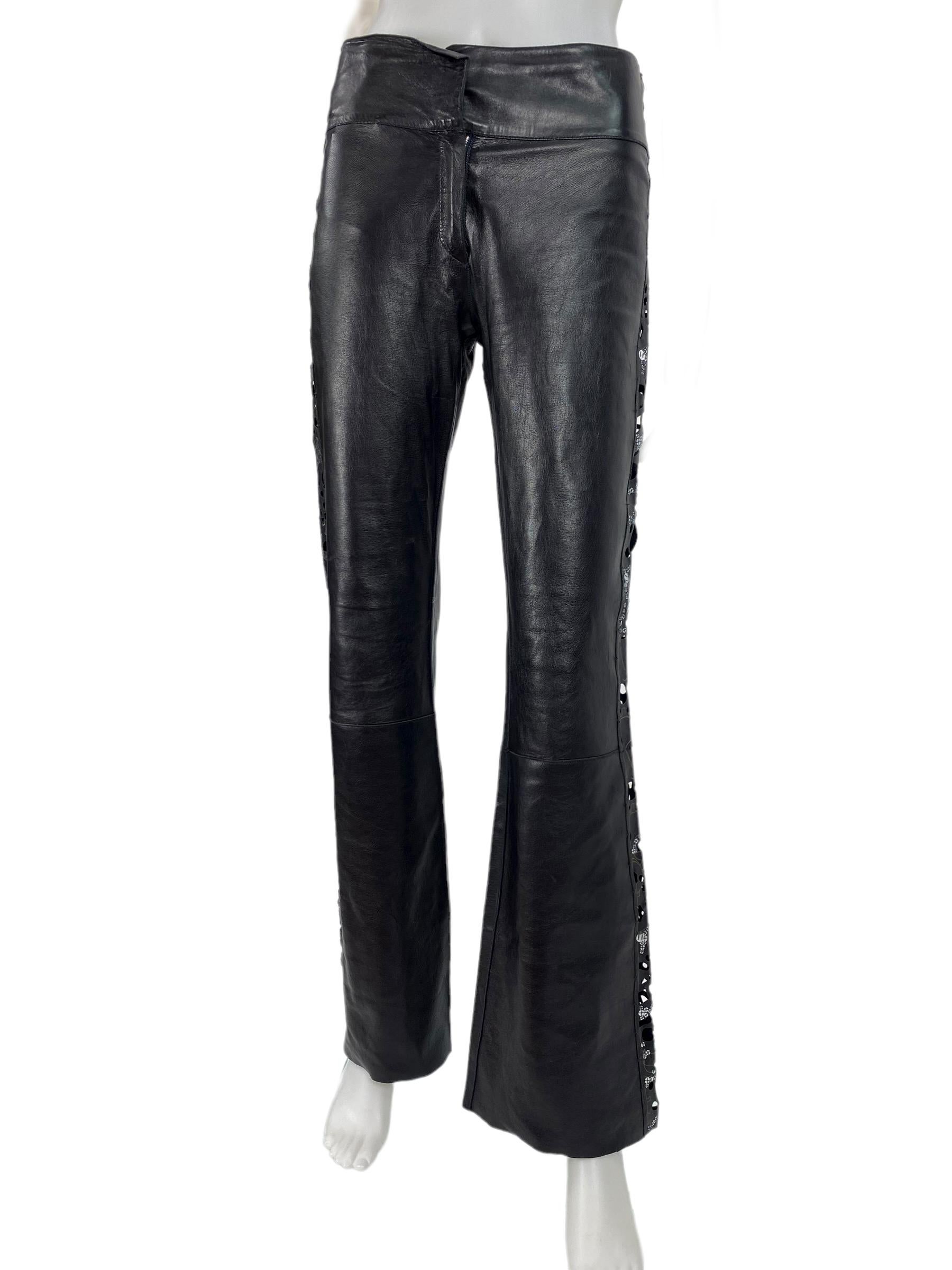 Karl Lagerfeld für Fendi Schwarze Lederhose mit Verzierungen 
Vintage S/S 2003 Collection'S
Italienisch Größe 38
100% Leder, Laserschnitt, Pailletten.
Maße: Gesamtlänge - 41 Zoll, Taille - 30