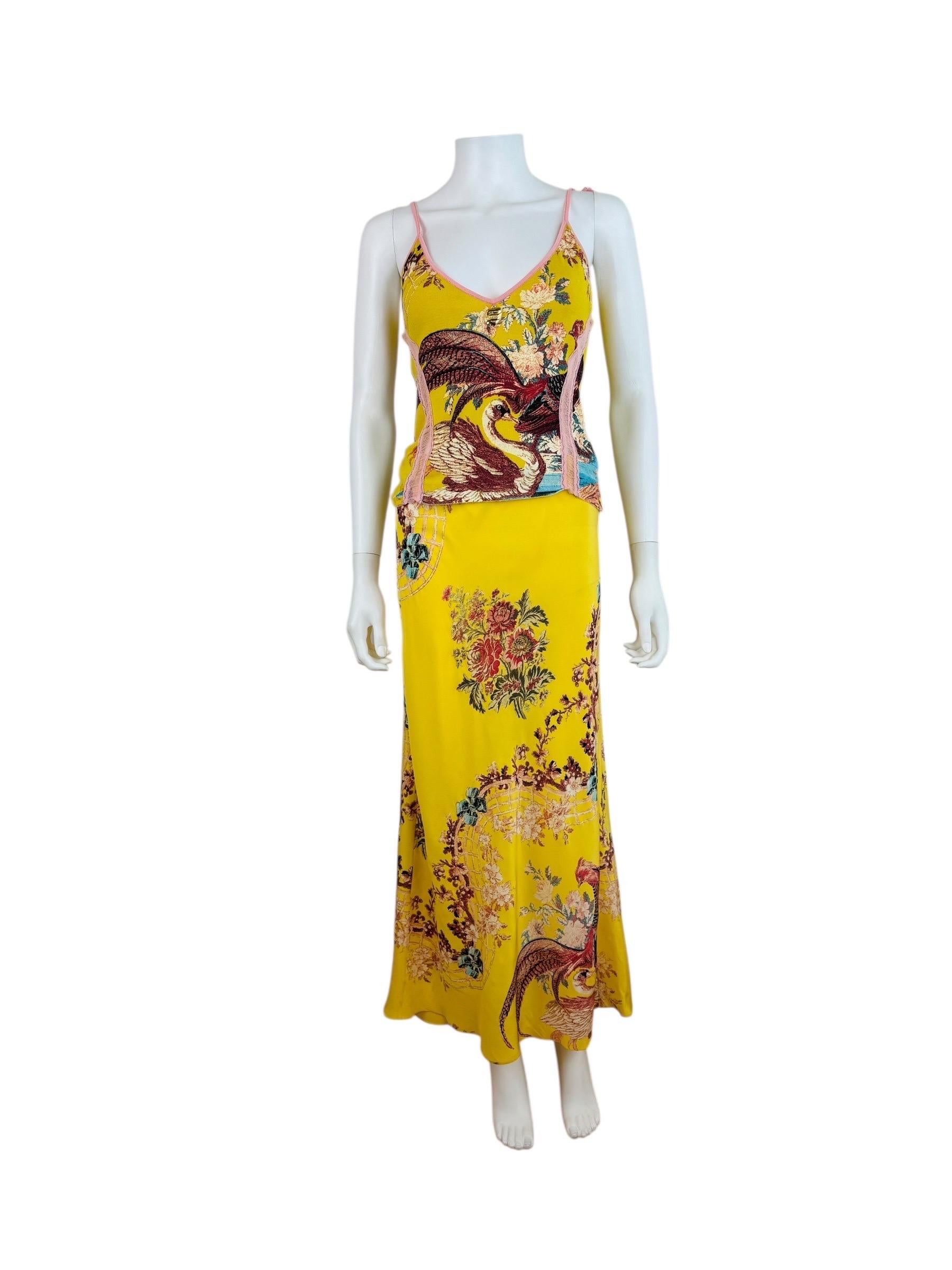 Conjunto S/S 2003 Roberto Cavalli Top + Falda
El mismo estampado visto en Bella Hadid
Faisán amarillo brillante + estampado floral con detalles de purpurina dorada metálica
Camiseta de tirantes de punto elástico con ribete rosa + medallón de corazón