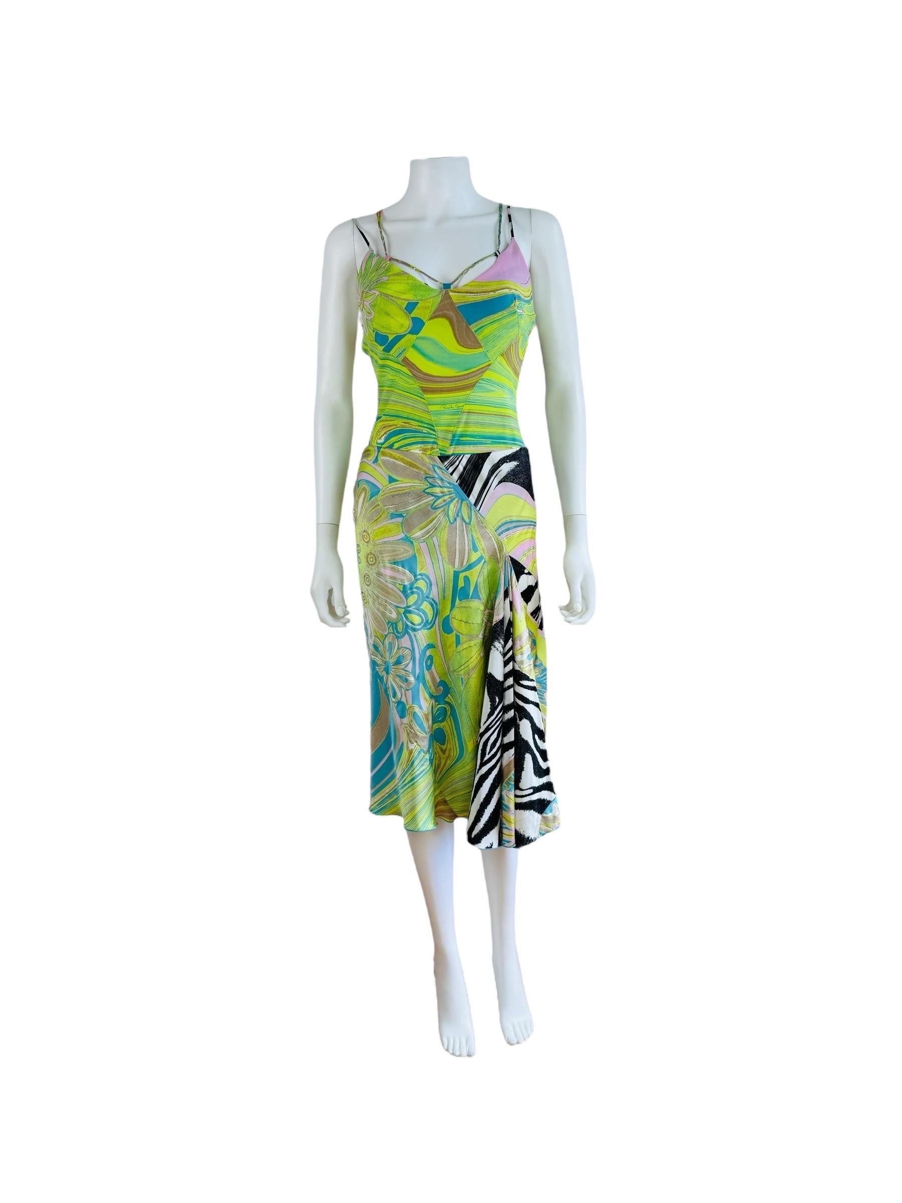 Vintage S/S 2004 Roberto Cavalli Ensemble Top + Jupe
Tissu géométrique abstrait + imprimé zébré tissu de soie avec accents métalliques peints en or.
Encolure dégagée avec des liens qui se nouent dans le dos
Bretelles fines
Matière extensible en