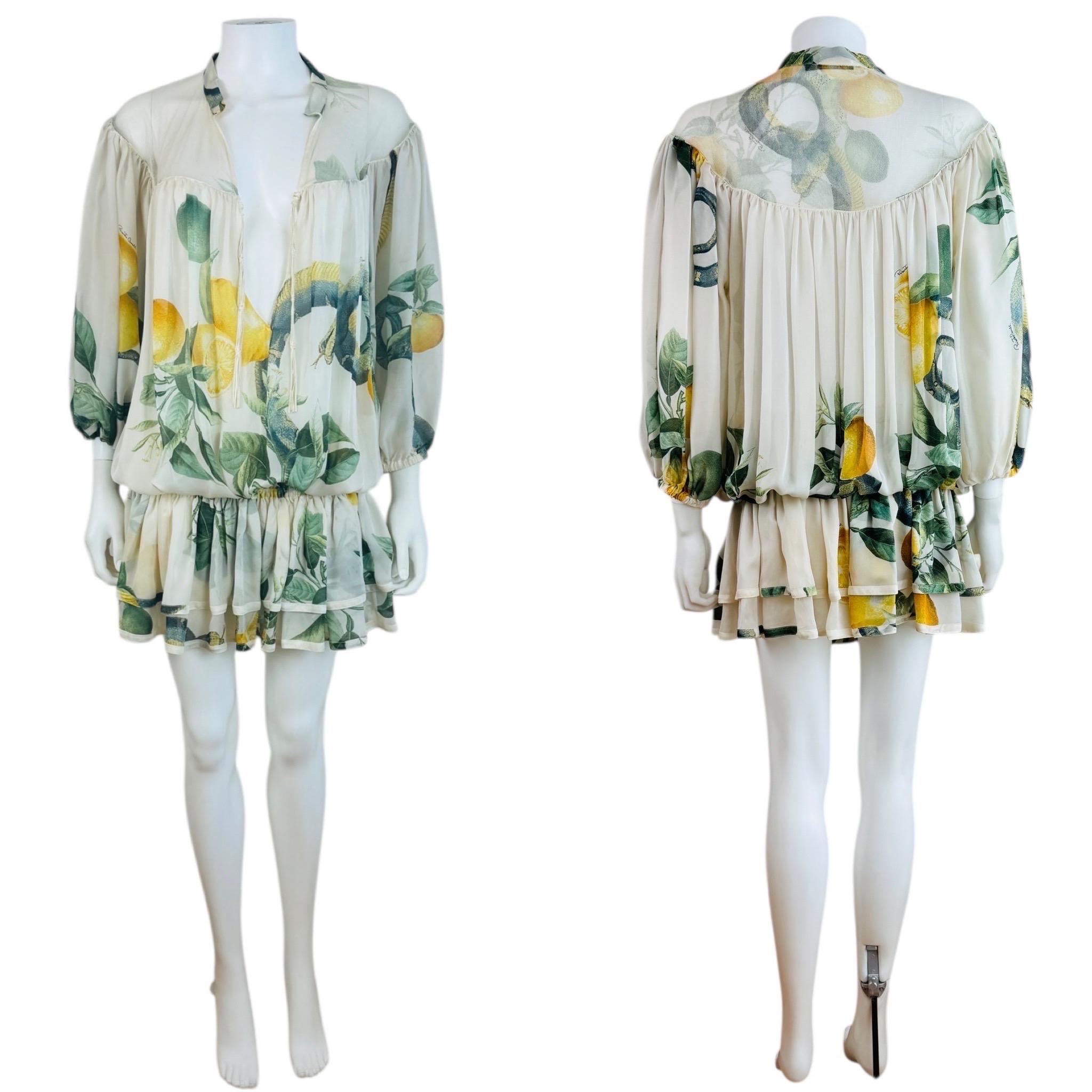 Vestido Roberto Cavalli F/W 2005
Tejido semitransparente de gasa de seda blanca con estampado oversize de limón + serpiente con detalles de pintura dorada metalizada
Detalles de malla semitransparente en los hombros
Escote en V con cuello
Lazo en el