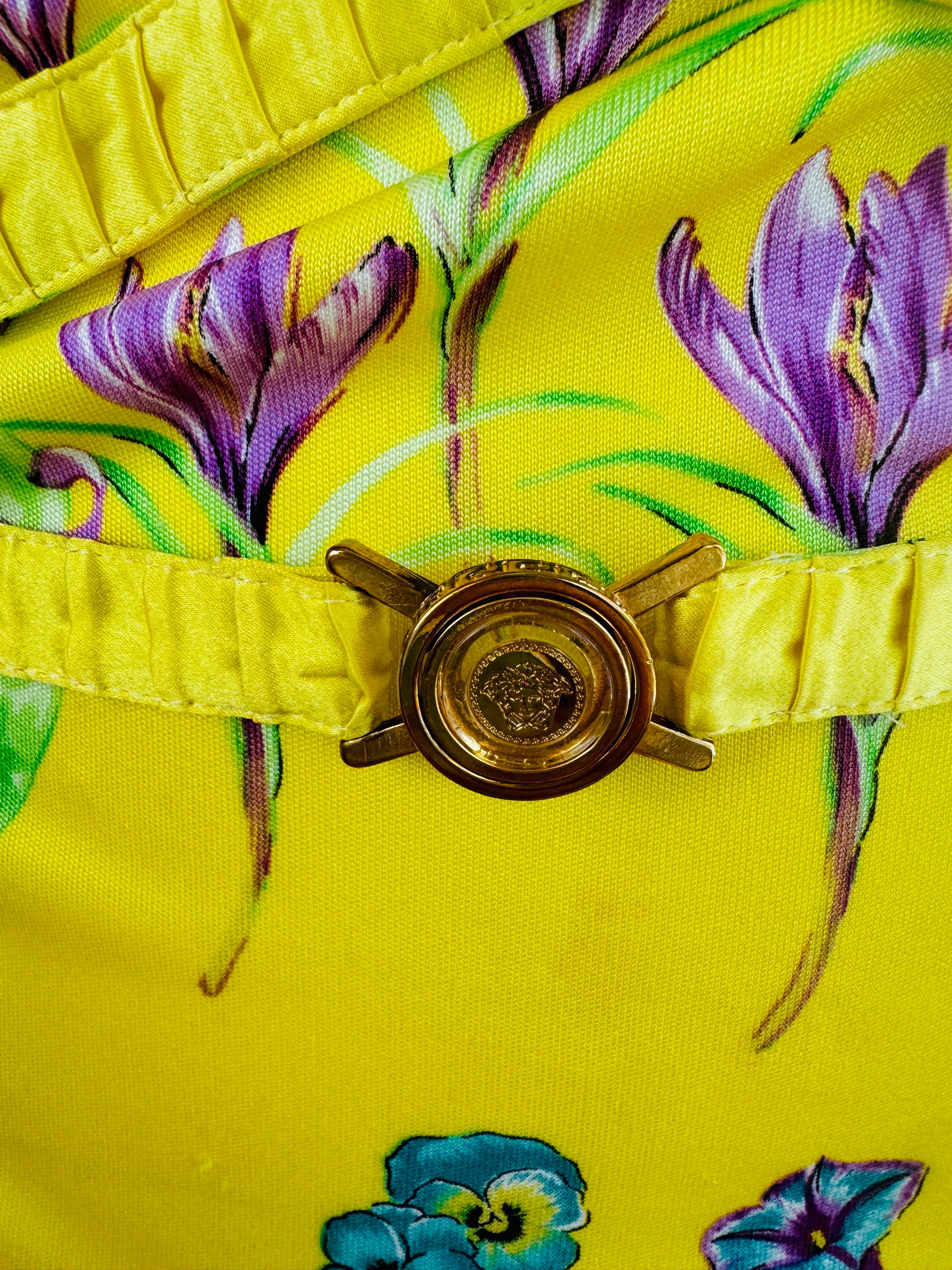 Vintage S/S 2006 Y2K Versace Gelb Floral Medusa Gürtel Medaillon Kleid im Angebot 8