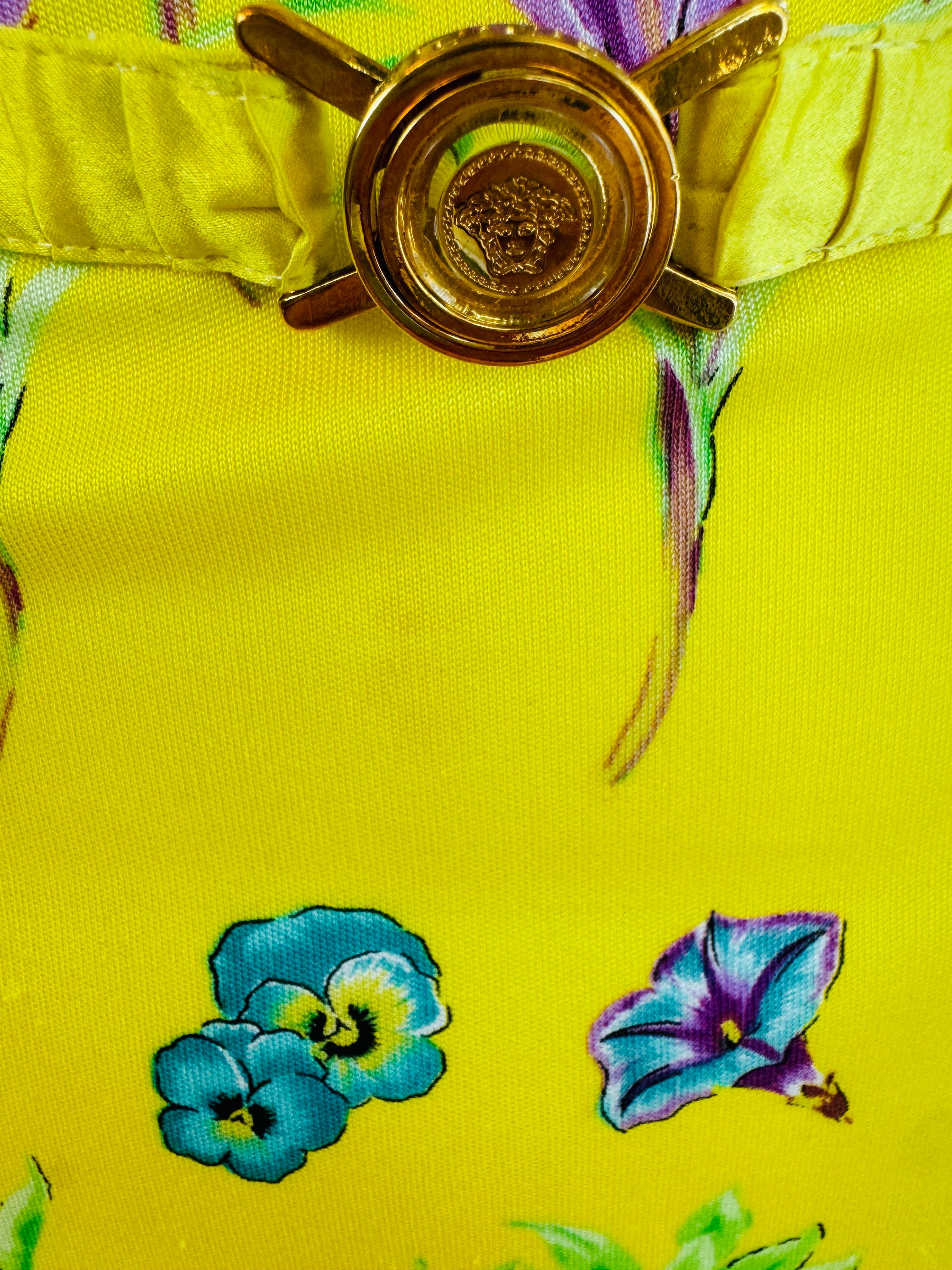 Vintage S/S 2006 Y2K Versace Gelb Floral Medusa Gürtel Medaillon Kleid im Angebot 12