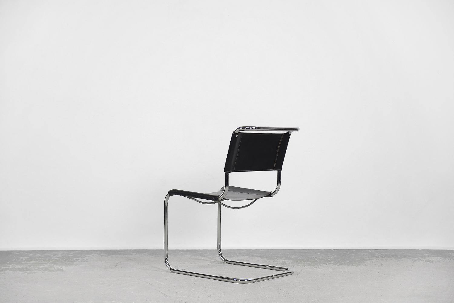 This S33 chair by Mart Stam is a design icon from 1926. It was produced by the German Thonet manufactory. Our piece comes from the 1960s. It is the first cantilever chair in the history. Mart Stam experimented with gas pipes which he connected by