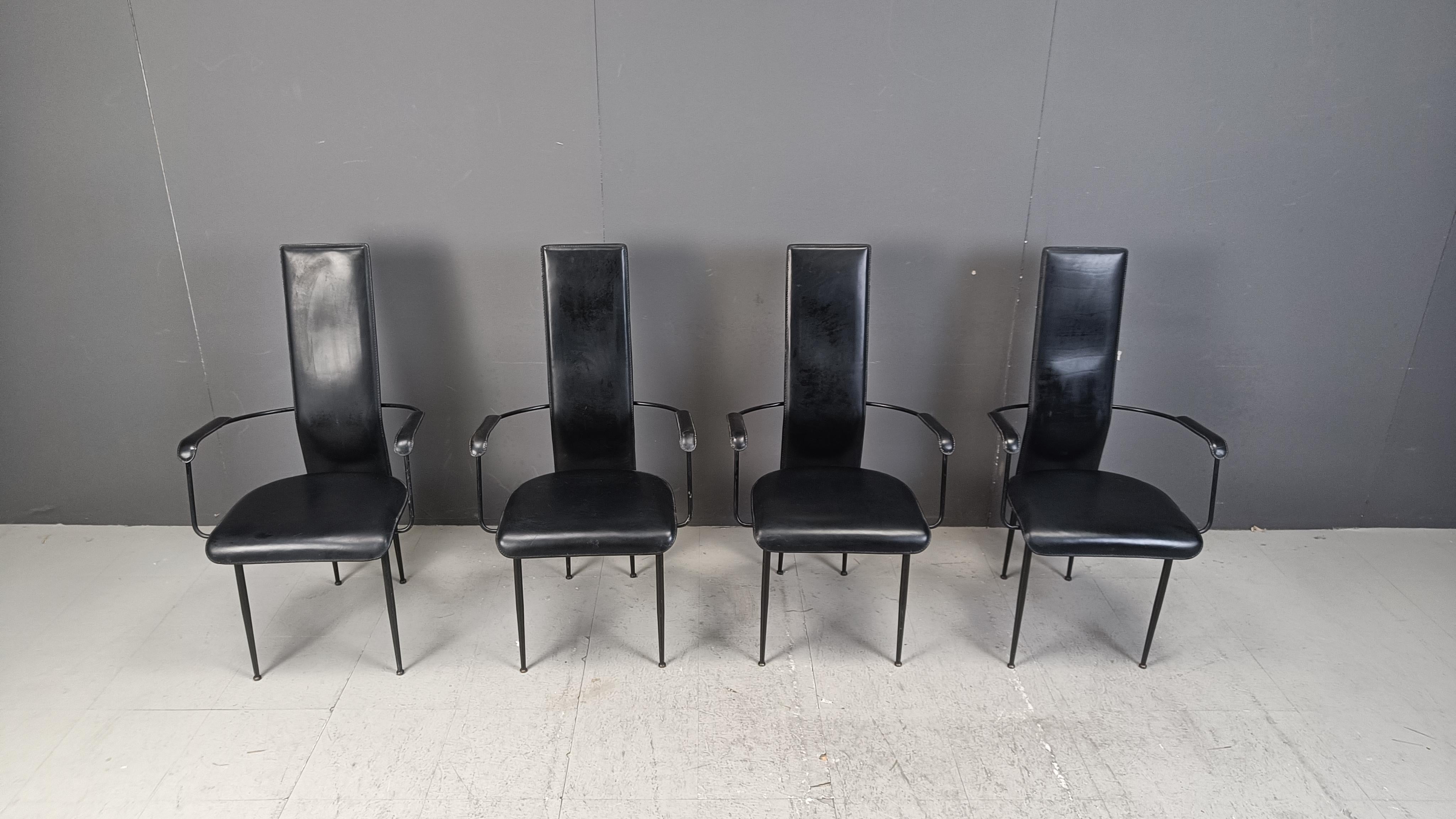 
Set di 4 sedie da pranzo in pelle nera disegnate da Giancarlo Vegni per Fasem Italia. - Modello S44, raro modello con braccioli

La sedia è ben posizionata e ha un bel design.

Buono stato

anni '80 - Italia

Dimensioni
Altezza: 104 cm
Larghezza: