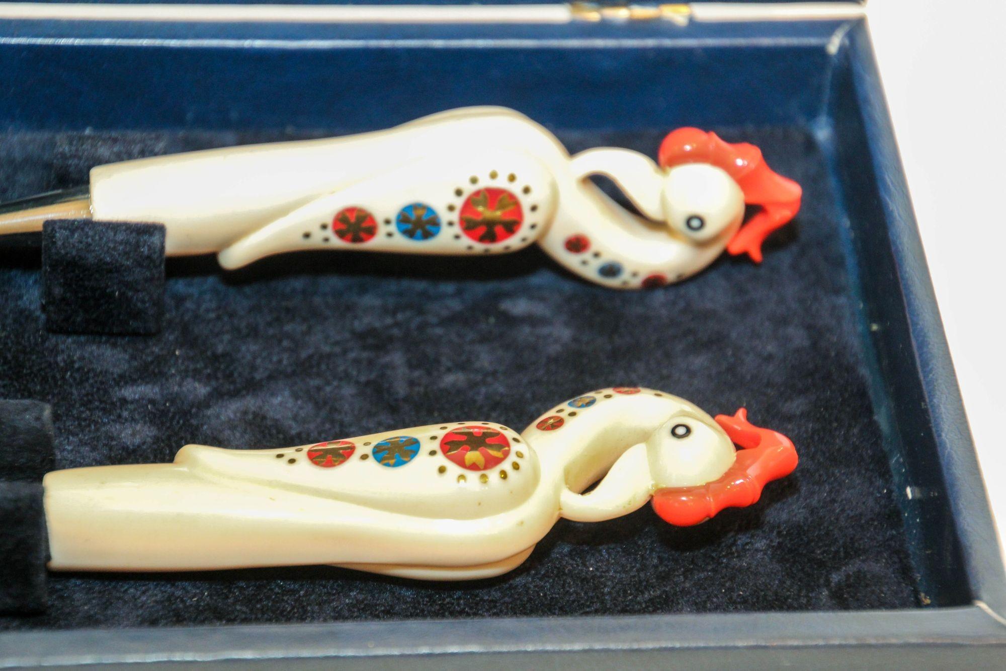 Hand-Carved Vintage S&A Haddad Jezzine Horn Bird Handled 2 Pieces Carving Set in Box For Sale
