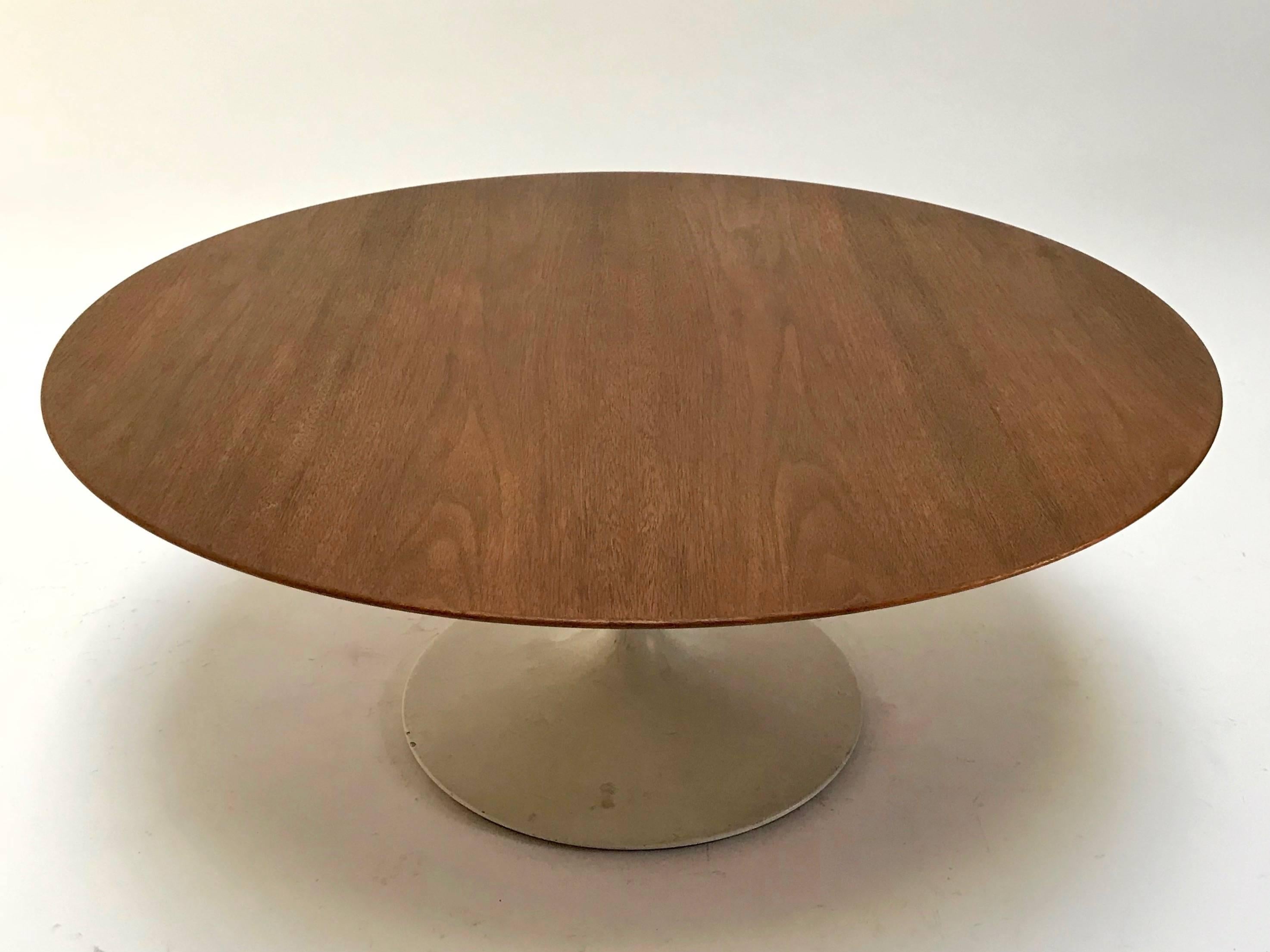 A circa 1950s pedestal collection tulip base coffee or cocktail table with walnut top by Eero Saarinen for Knoll Associates.

A handsome early example of a Mid-Century Modern design icon in very nice vintage condition. Bevelled edge top with