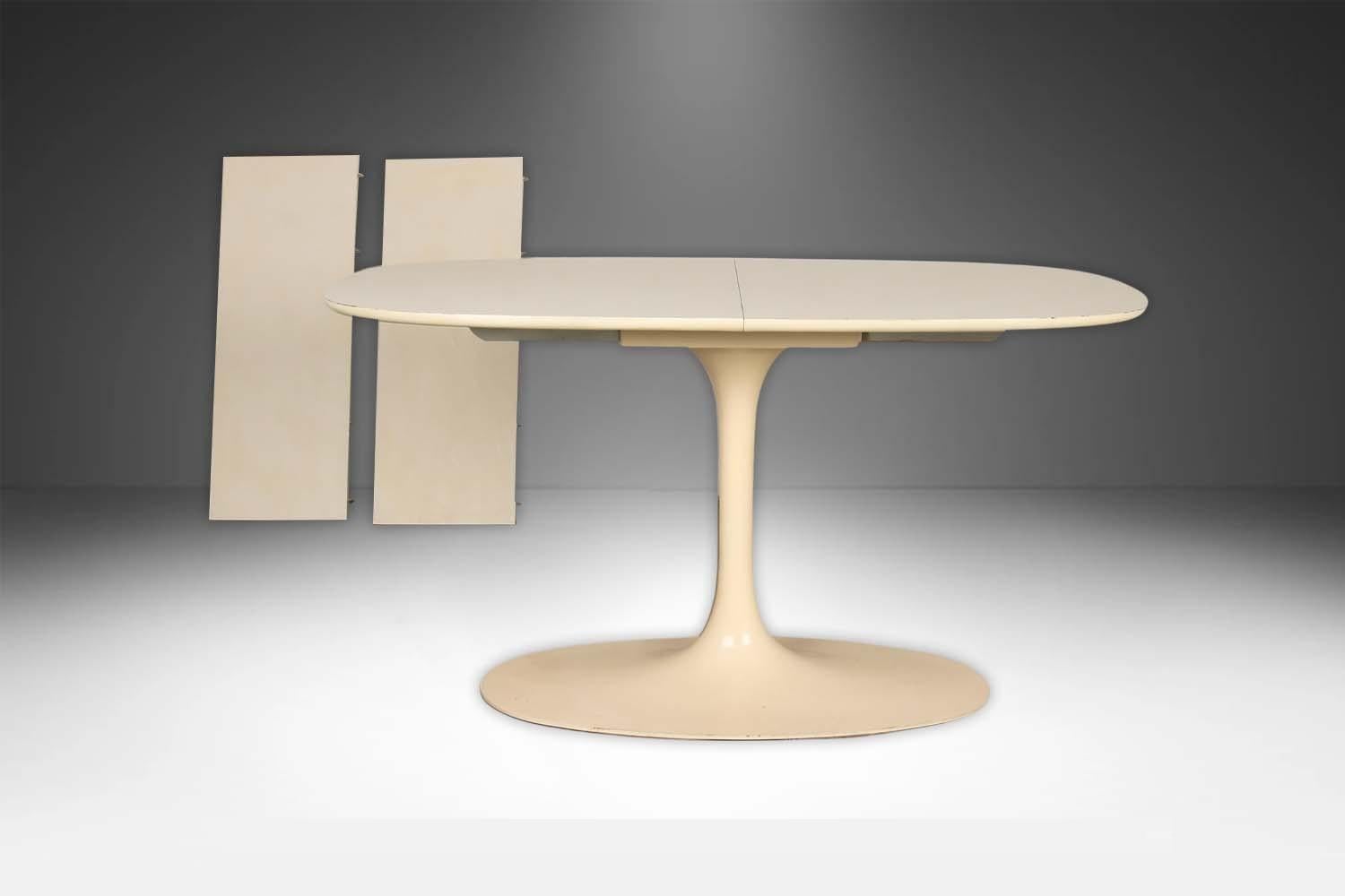 Tavolo da pranzo con base a tulipano in stile Eero Saarinen Burke della metà del secolo scorso. Caratteristica finitura bianca simulata con piano ovale di metà secolo moderno - epoca Eames con base in metallo satinato bianco e piano ovale nello