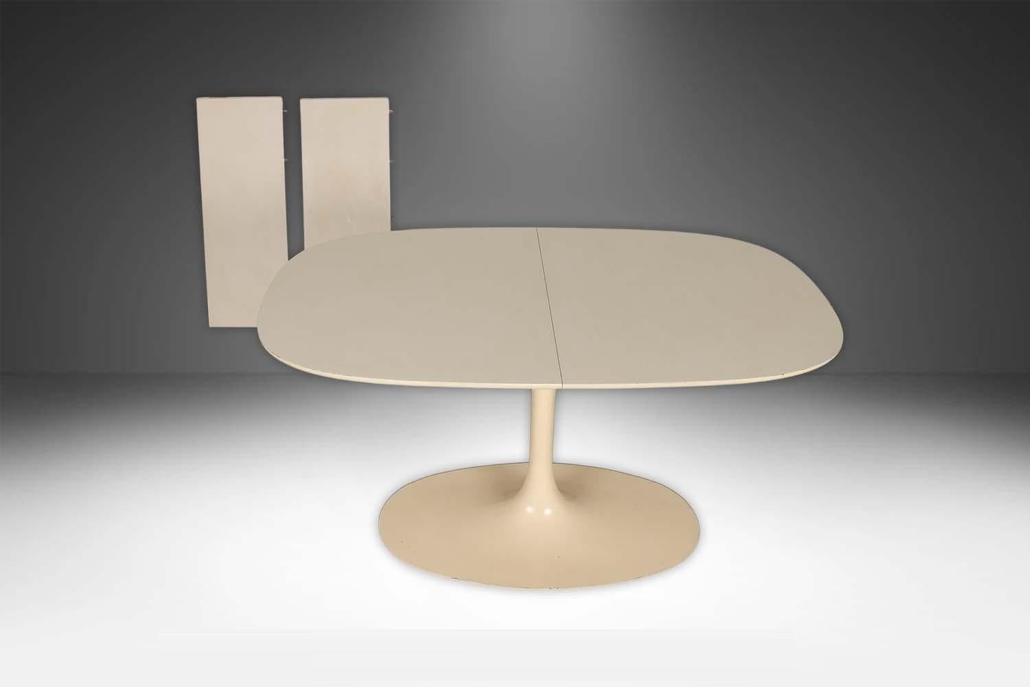 Mid-Century moderno Tavolo da pranzo Tulip in stile Saarinen d'epoca della metà del secolo scorso in vendita