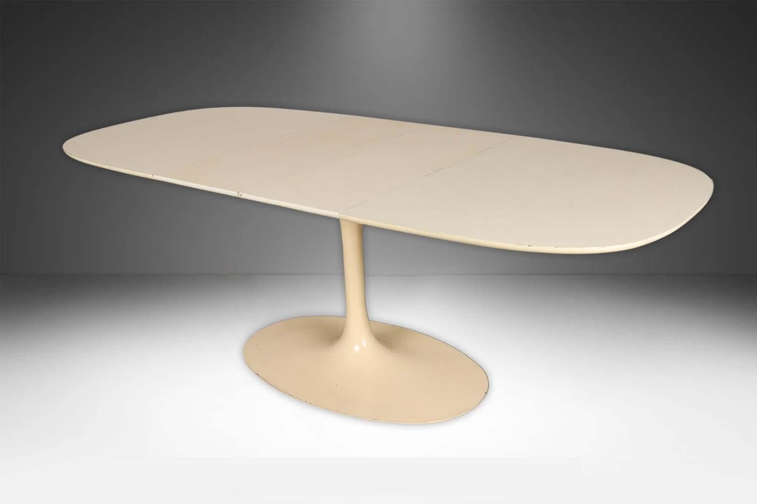 Metallo Tavolo da pranzo Tulip in stile Saarinen d'epoca della metà del secolo scorso in vendita