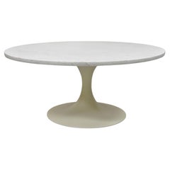 Table basse vintage de style Saarinen à base de tulipe blanche et plateau rond en marbre blanc