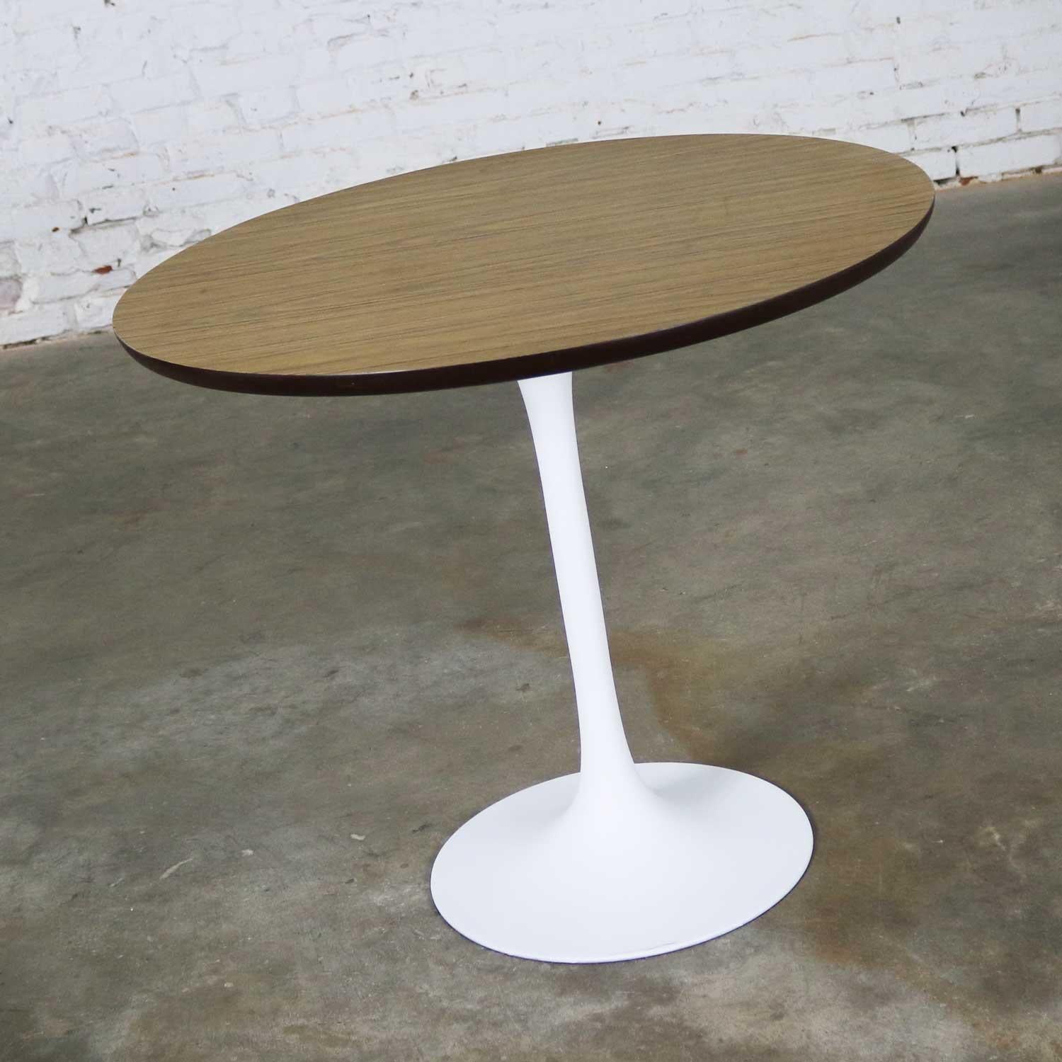 Vintage Saarinen Style White Tulip Base Table Light Woodgrain Laminate Top In Good Condition In Topeka, KS