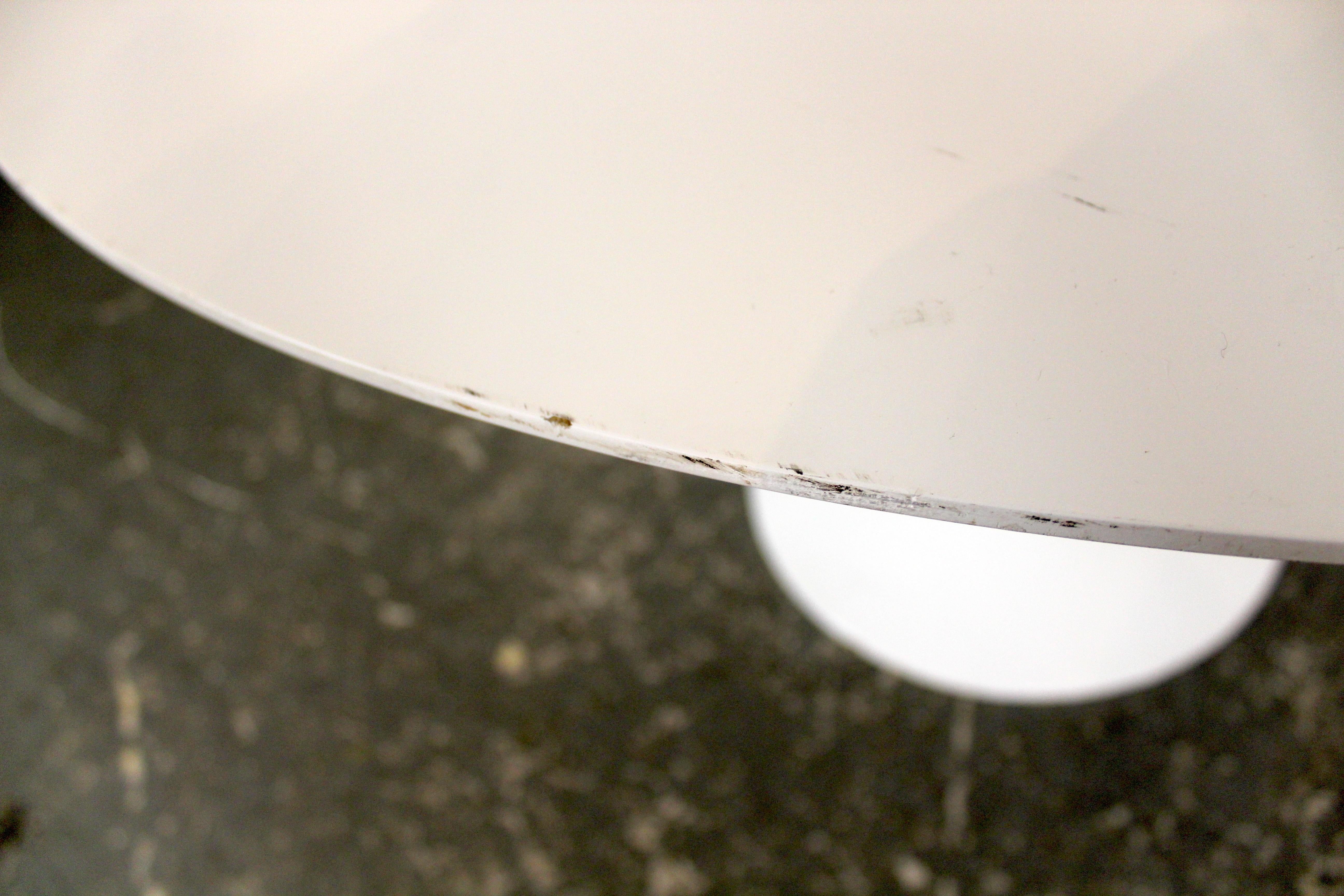 Vintage Saarinen Style White Tulip Table In Good Condition For Sale In Brooklyn, NY