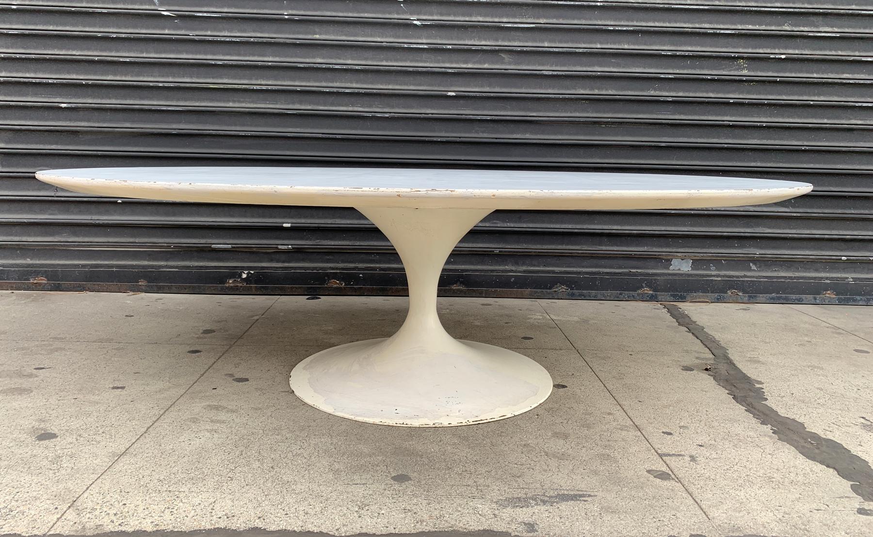 Vintage oval coffee table designed by Eero Saarinen and manufactured by Knoll International, this is a vintage piece from the 1960s and shows its age, the whole table needs to be refinished, no structural issues, the table is