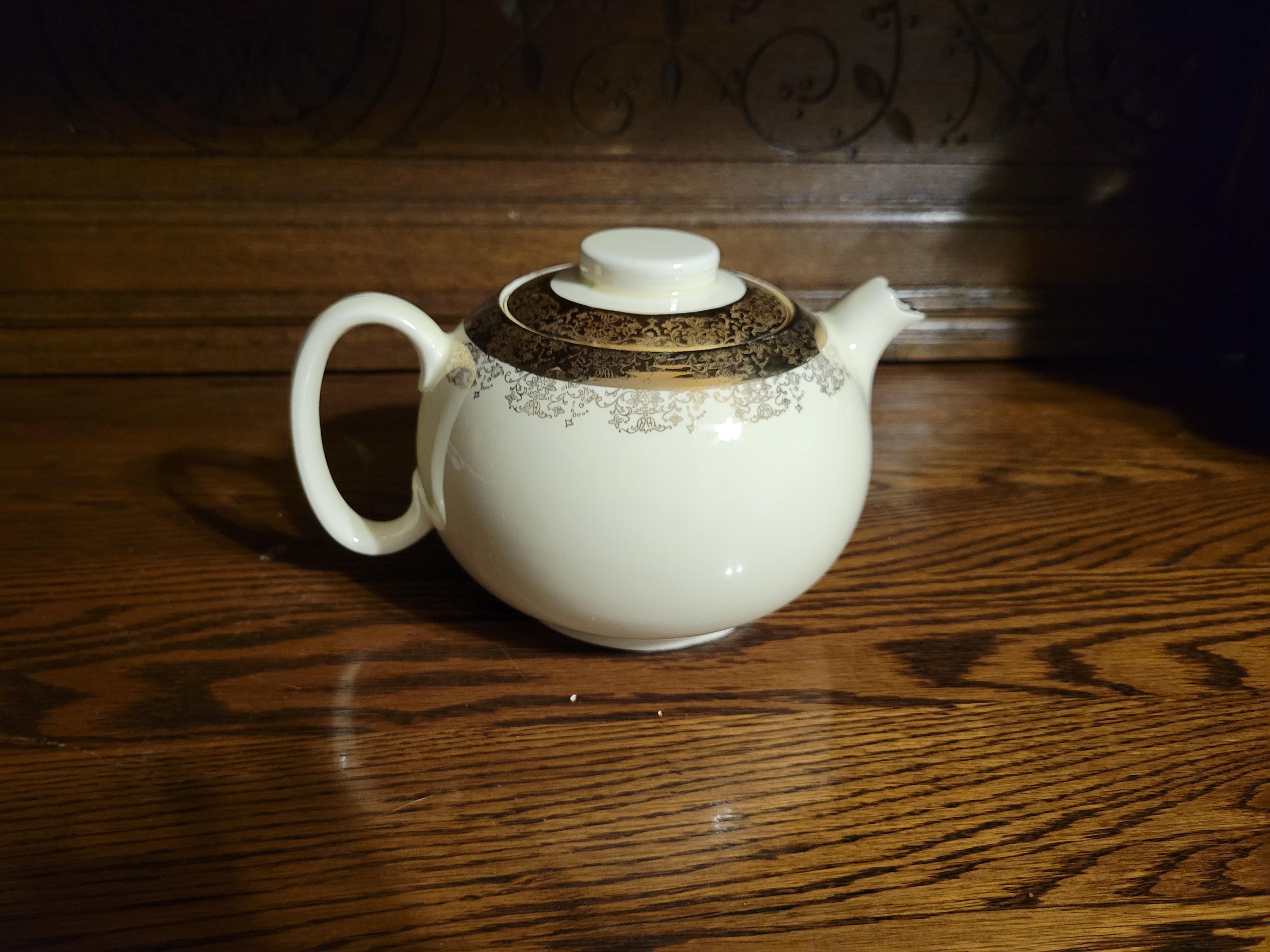 Vintage Sabin Crest-o-Gold 22K Gold Teapot For Sale 4