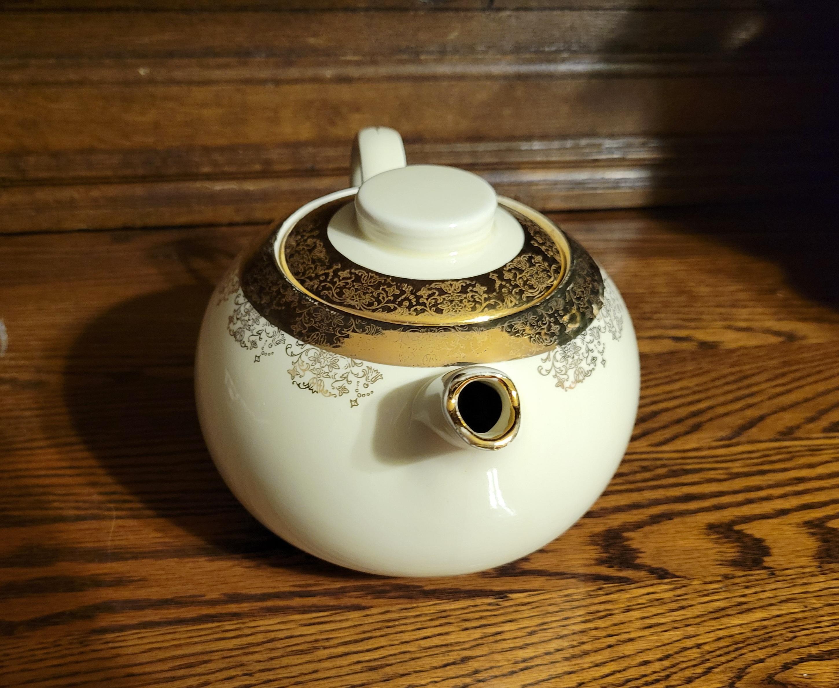Rare vintage Sabin Crest-o-Gold warranted 22K teapot. The teapot holds about 36 Oz of liquid, has no cracks or chips. 
