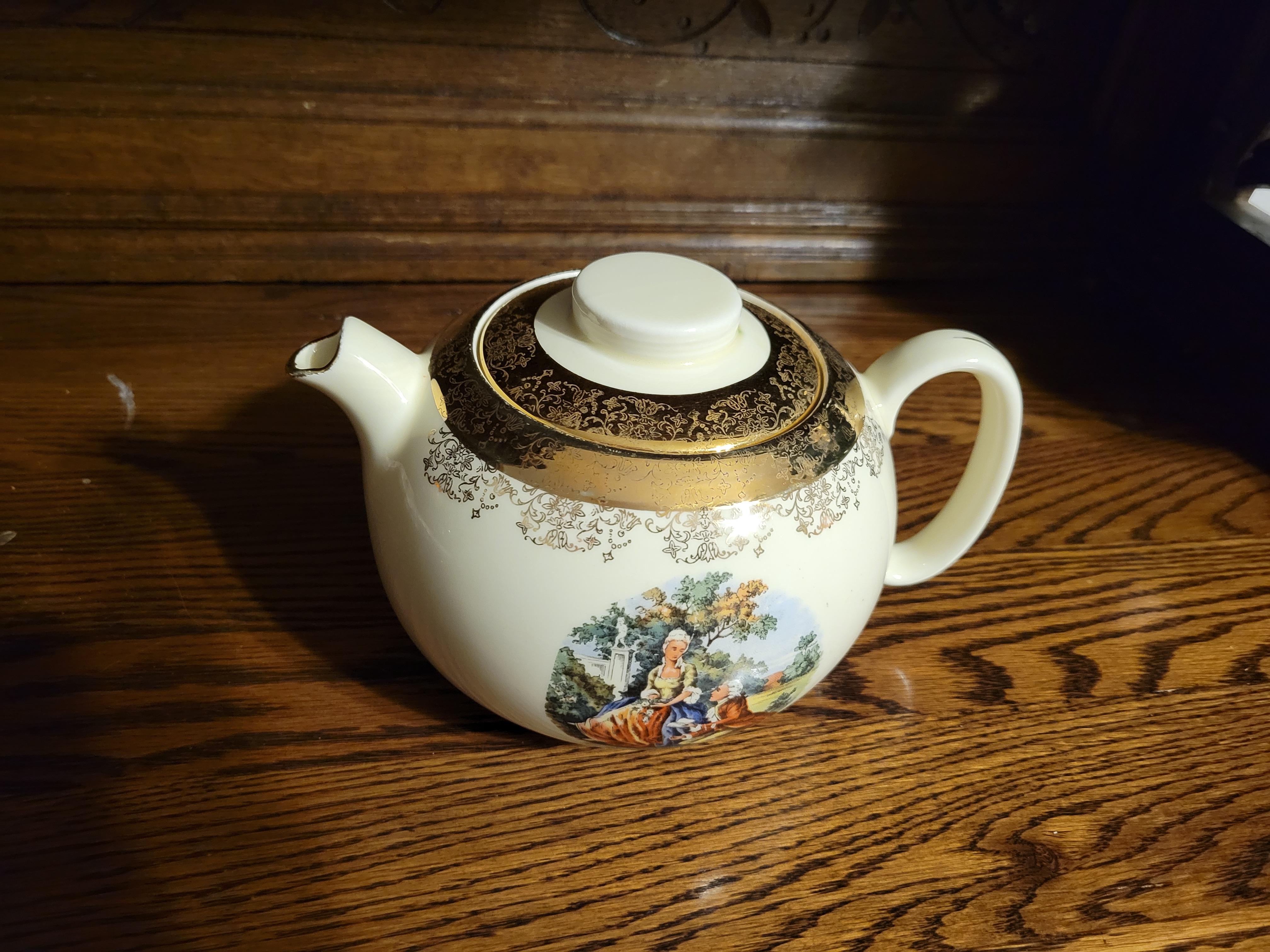 Vintage Sabin Crest-o-Gold 22K Gold Teapot For Sale 1