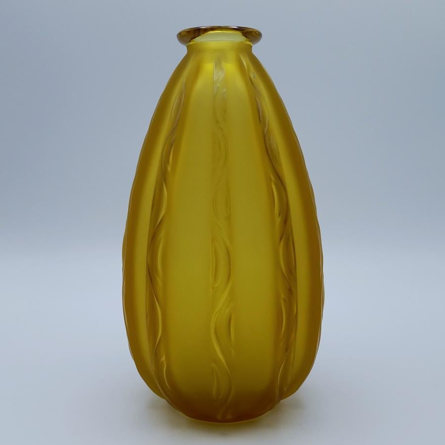 Vintage Sabino “Ondulations” Art Deco art glass vase. This mold-blown vase has a raised 