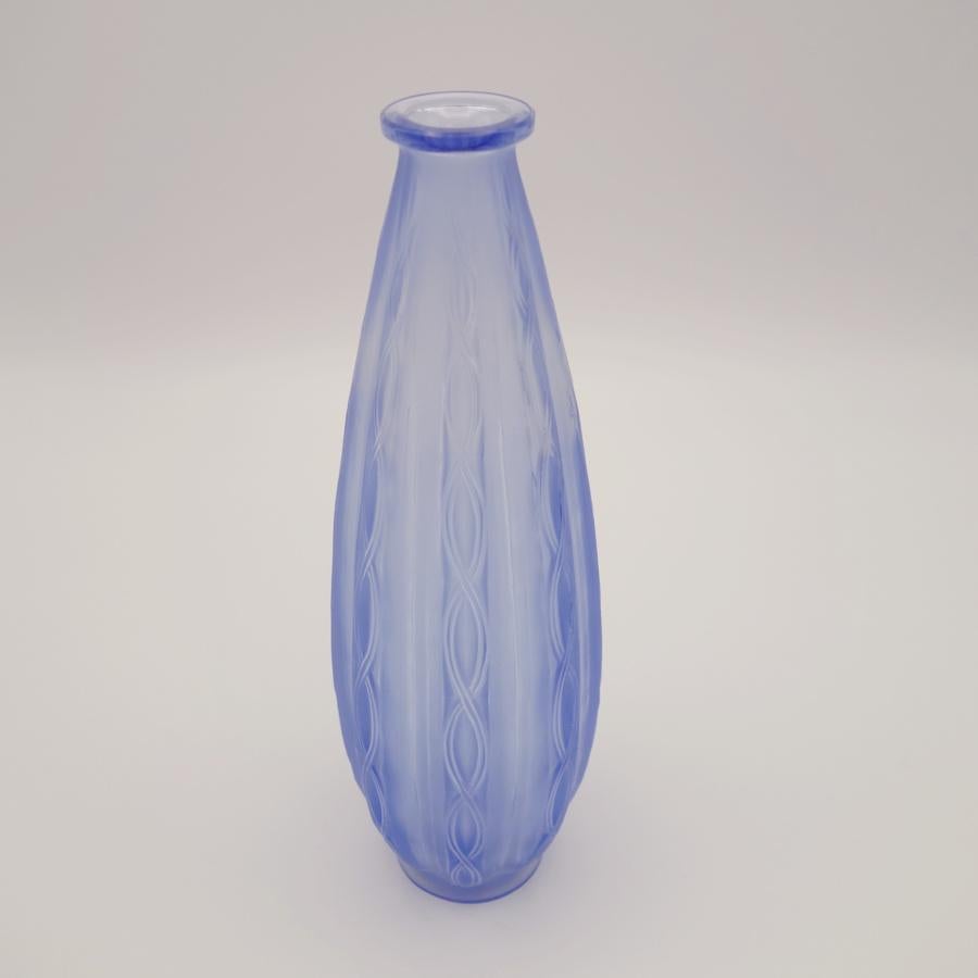 Vintage Sabino “Chainettes” Art Deco art glass vase. This mold-blown vase has a raised 