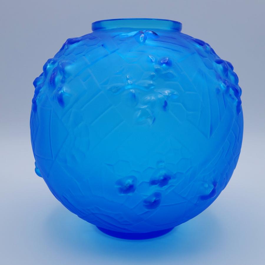 Vintage Sabino “ Les Abeilles ” Art Deco art glass vase. This mold-blown vase has a raised 