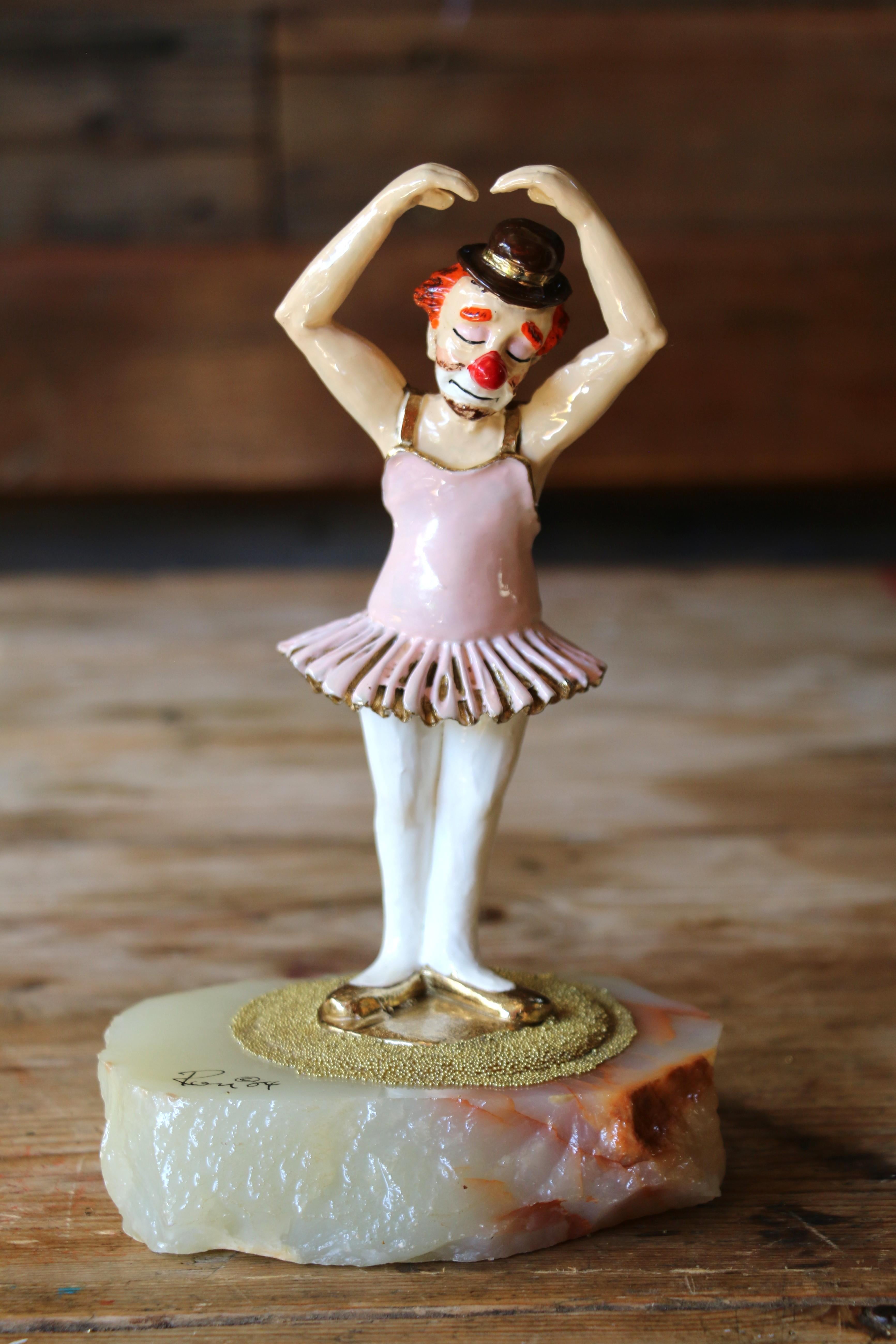 Splendida statuetta vintage creata dall'artista americano Ron Lee nel 1984. Questa splendida statuetta raffigura un clown vestito con un tutù rosa e un cappello da ballerina, che assume una posa da ballerina con le braccia in alto. Questo bellissimo