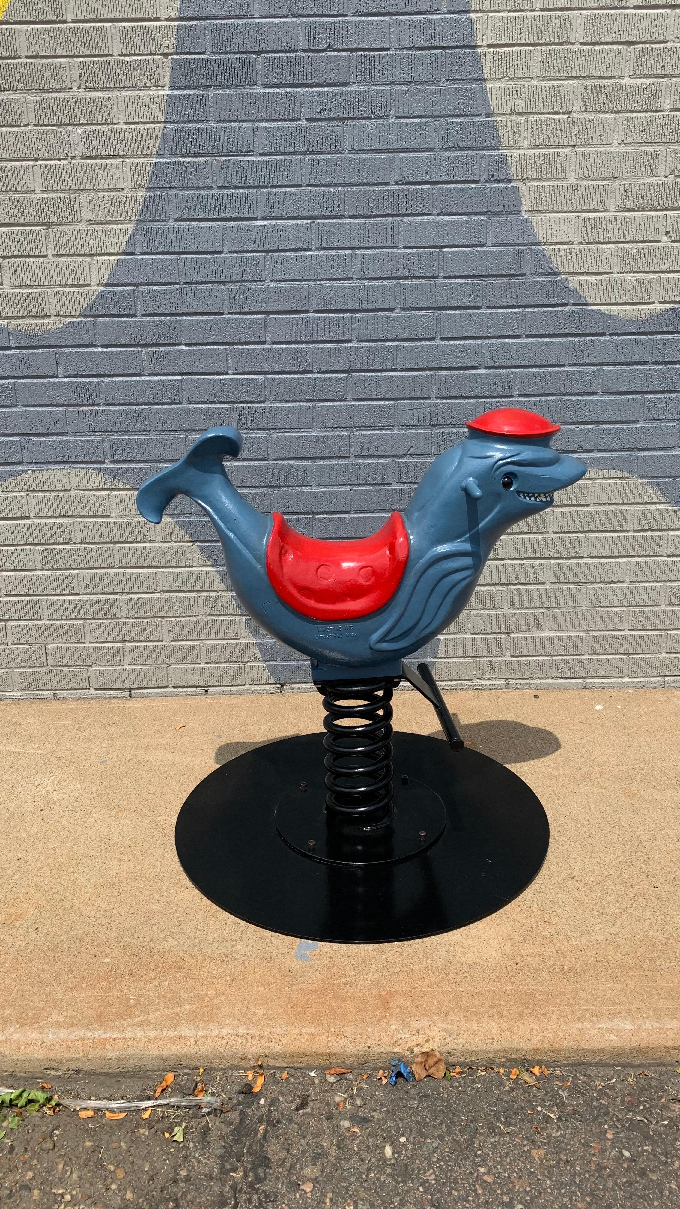 Saddle Mates Playground Dolphin Spring Rider d'epoca, metà del XX secolo

Questo Delfino a molla per parchi giochi vintage, realizzato da Saddle Mates, è un'affascinante reliquia del design dei parchi giochi della metà del XX secolo. Prodotti dalla