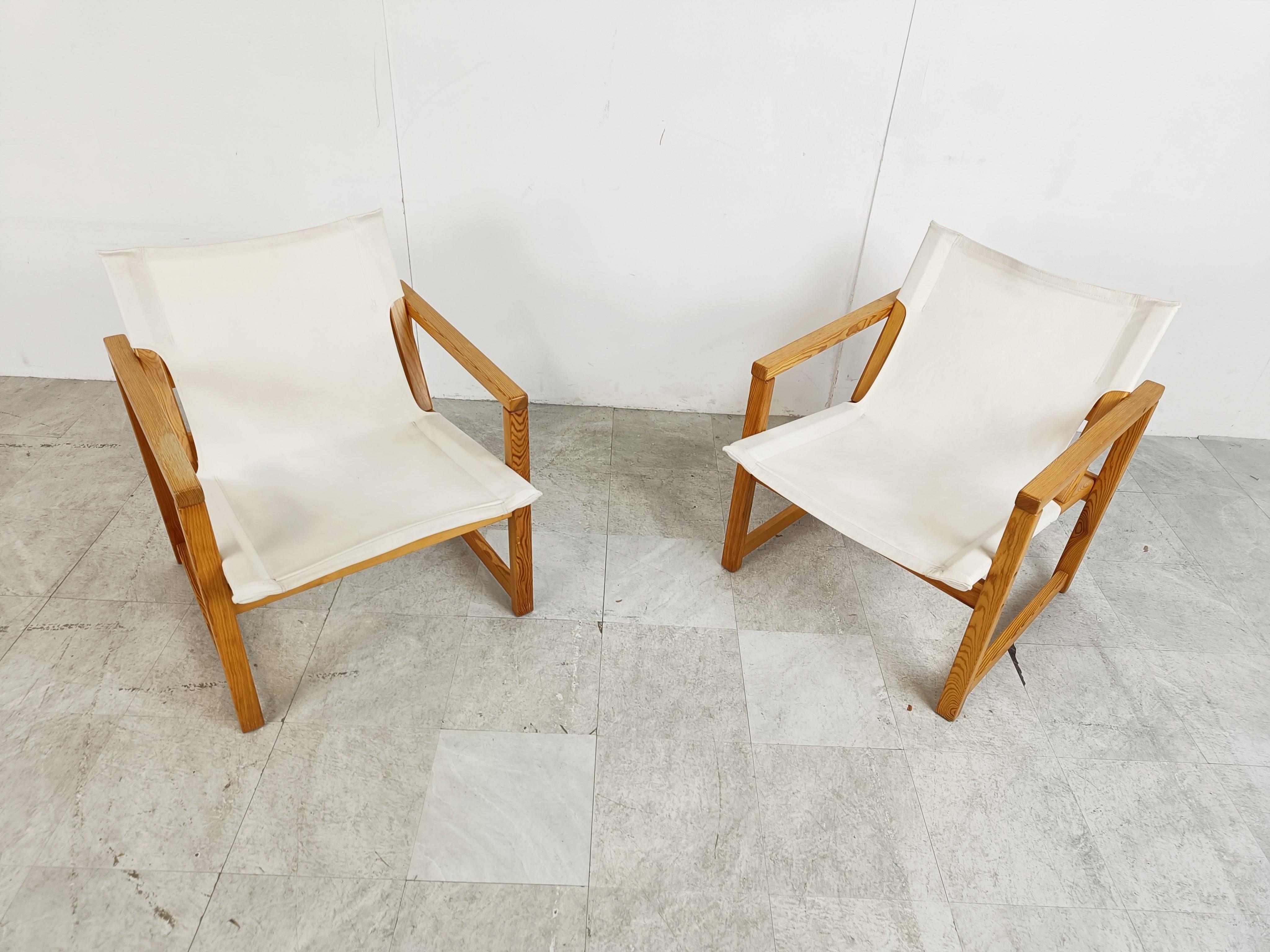 Set of 2 safari chairs with a nordic pine wood frame and white canvas fabric upholstery.

The chairs have a timeless design with a sturdy frame.

1980s - Sweden

Good condition

Dimensions:
Height: 74cm/29.13