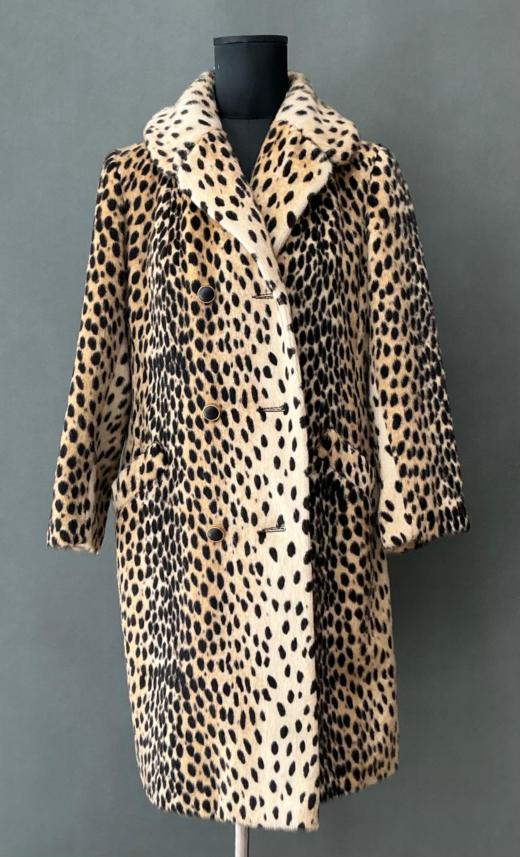Dieser Vintage Faux Leopard Coat mit Kettendetails von Sportowne ist ein kühnes, ikonisches Statement, das Jahrzehnte überdauert hat und ein Symbol für Luxus, Raffinesse und zeitlosen Stil bleibt. Das Leopardenmuster mit seiner wilden und exotischen