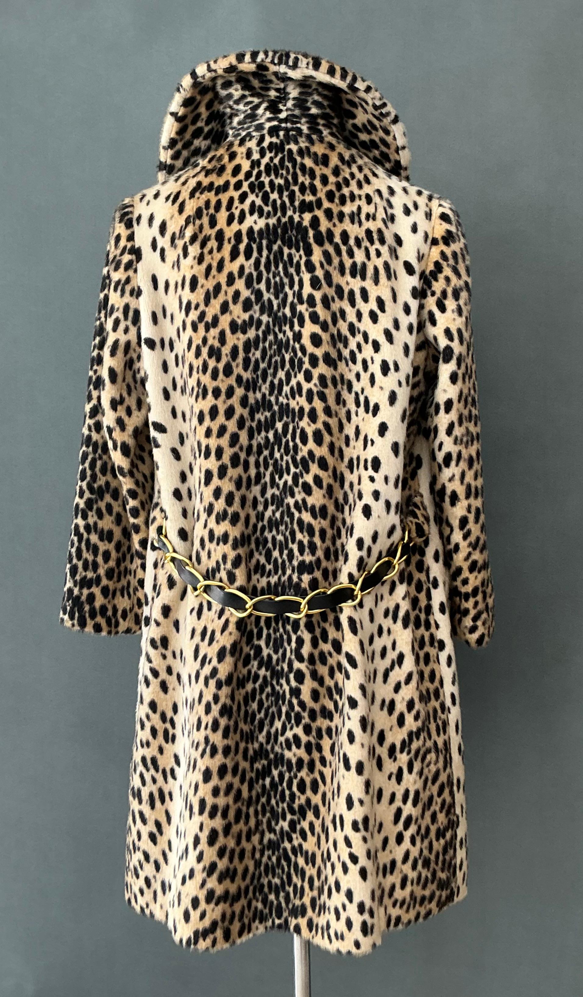 Vintage Leopardenmantel aus Kunstleder mit Kettendetail (Beige) im Angebot